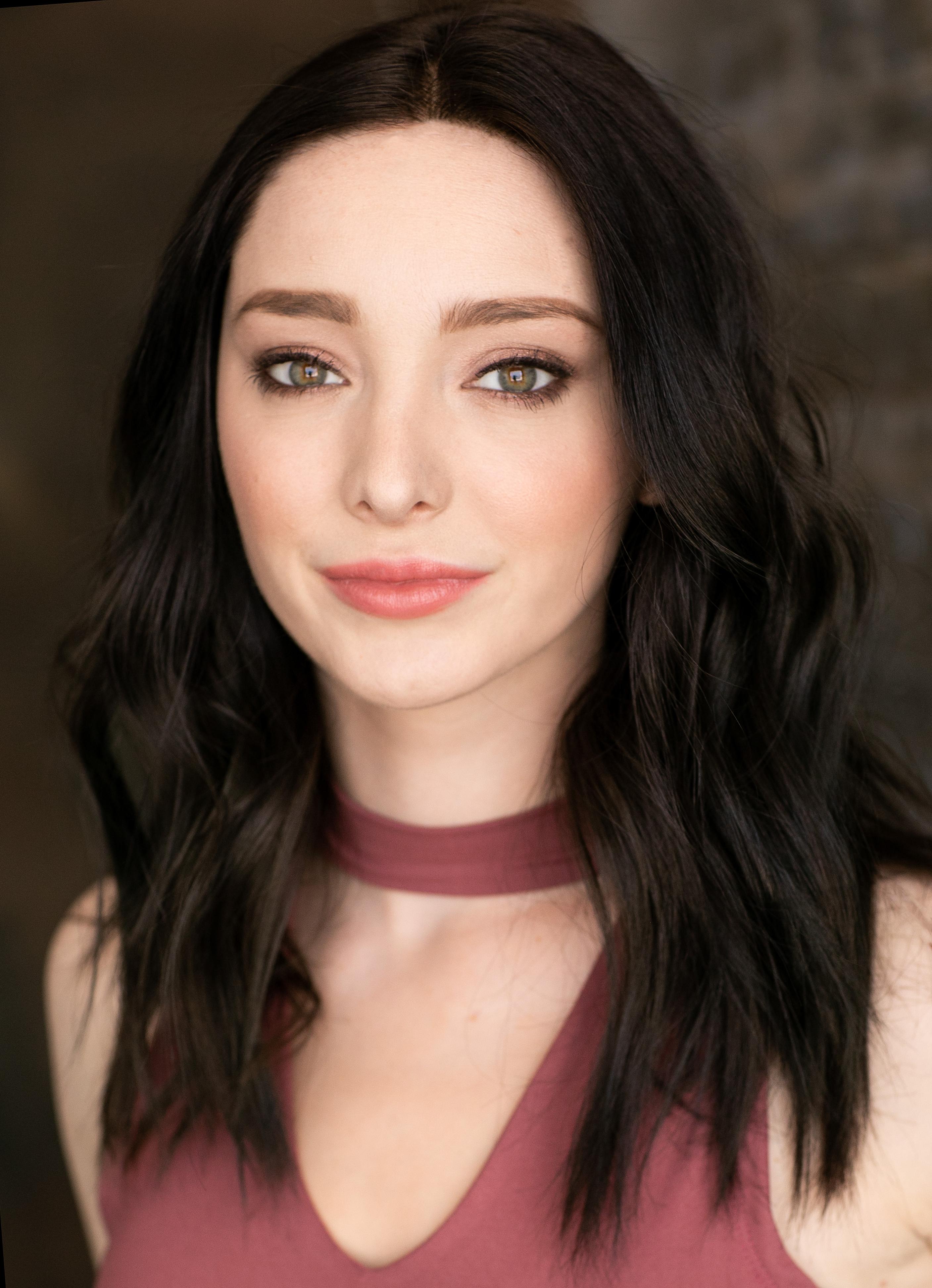 Emma Dumont 4K Wallpapers