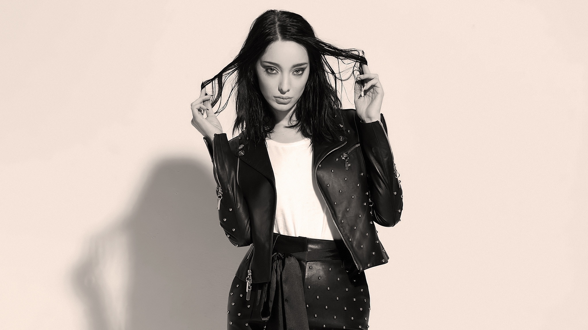 Emma Dumont 4K Wallpapers