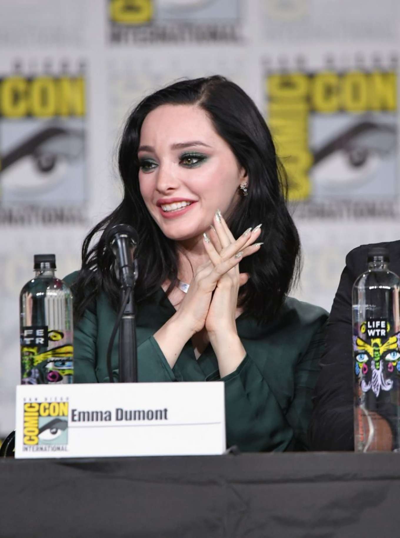 Emma Dumont Comic Con 2018 Photoshoot Wallpapers