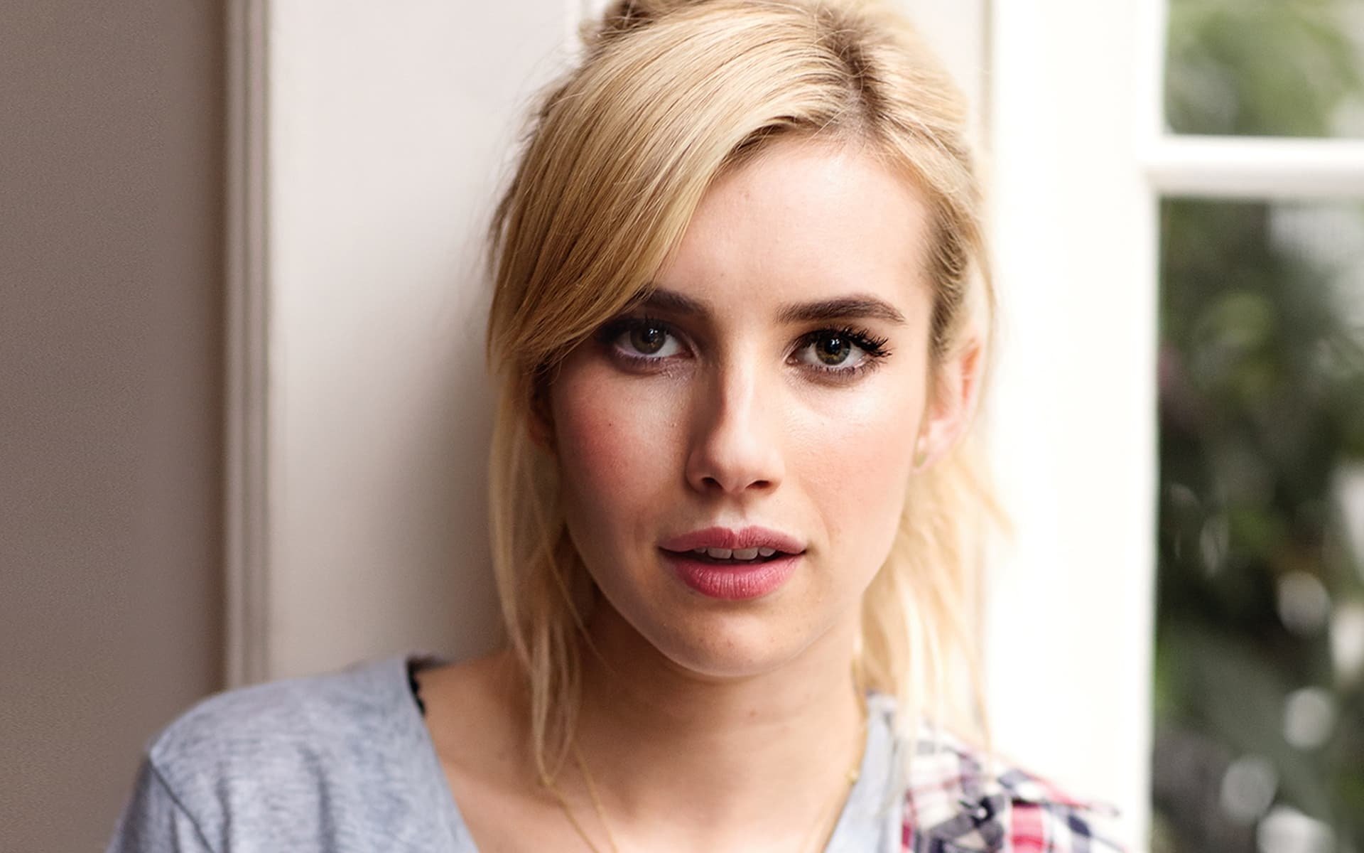 Emma Roberts Face Wallpapers