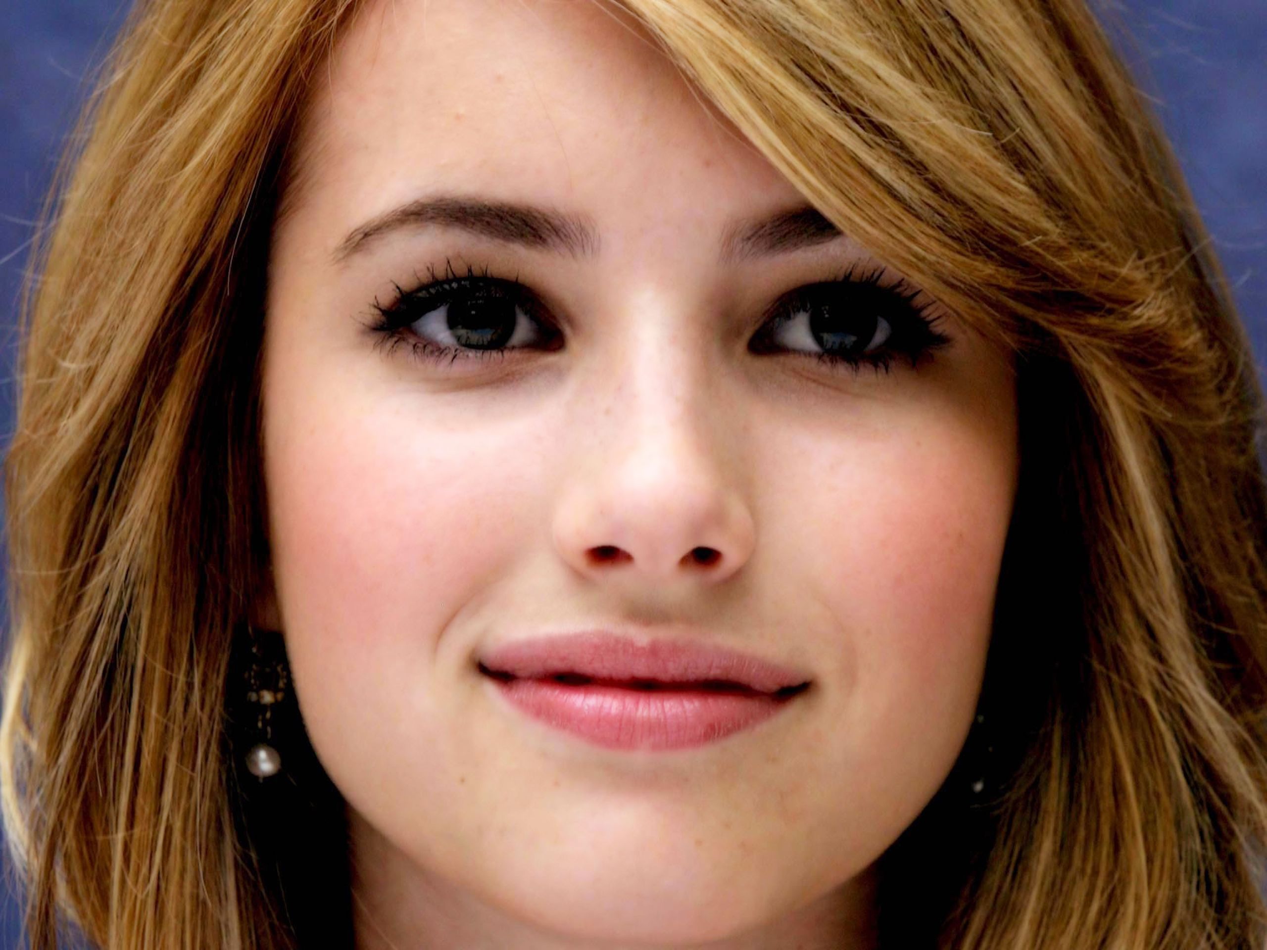 Emma Roberts Face Wallpapers