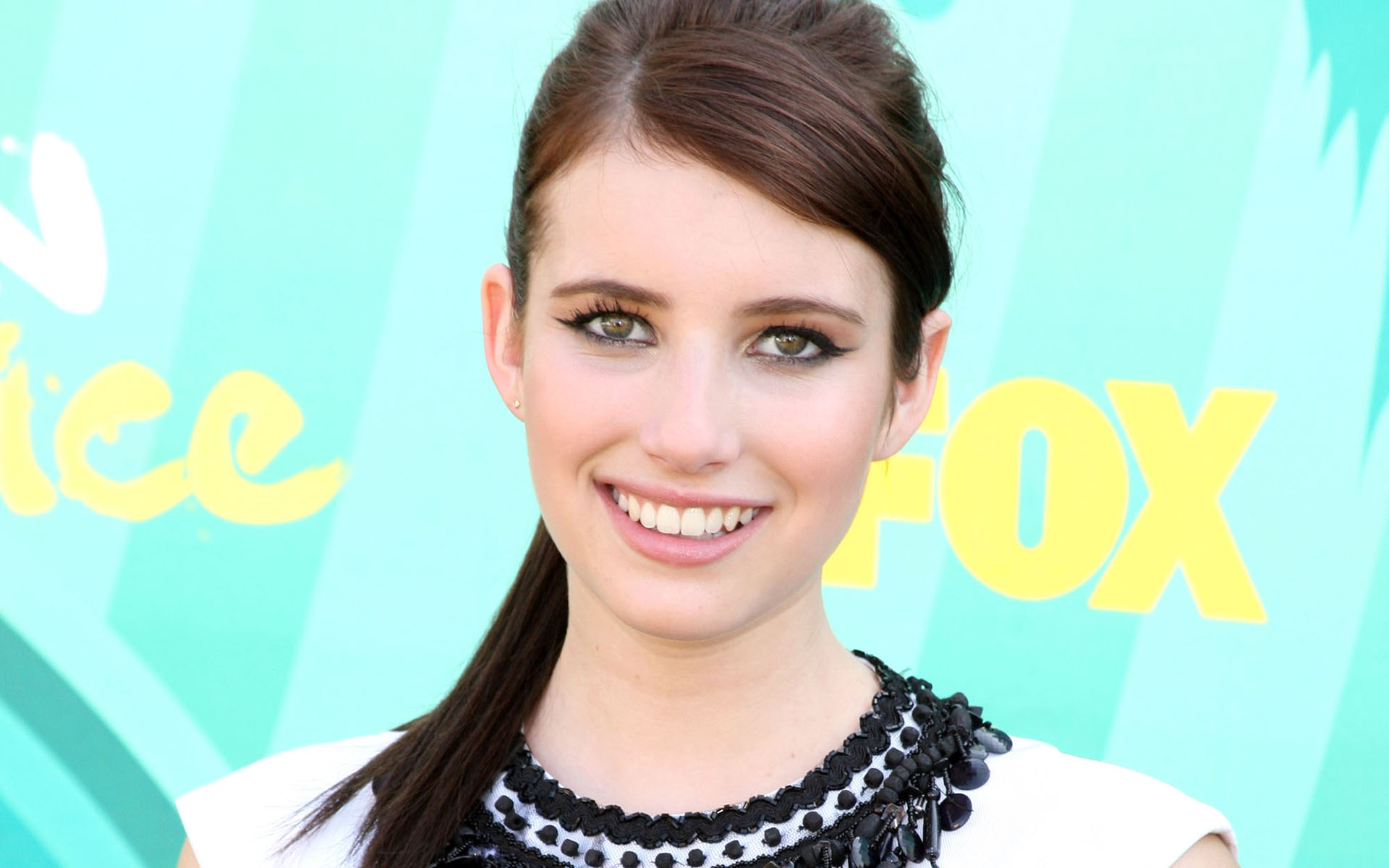 Emma Roberts Face Wallpapers