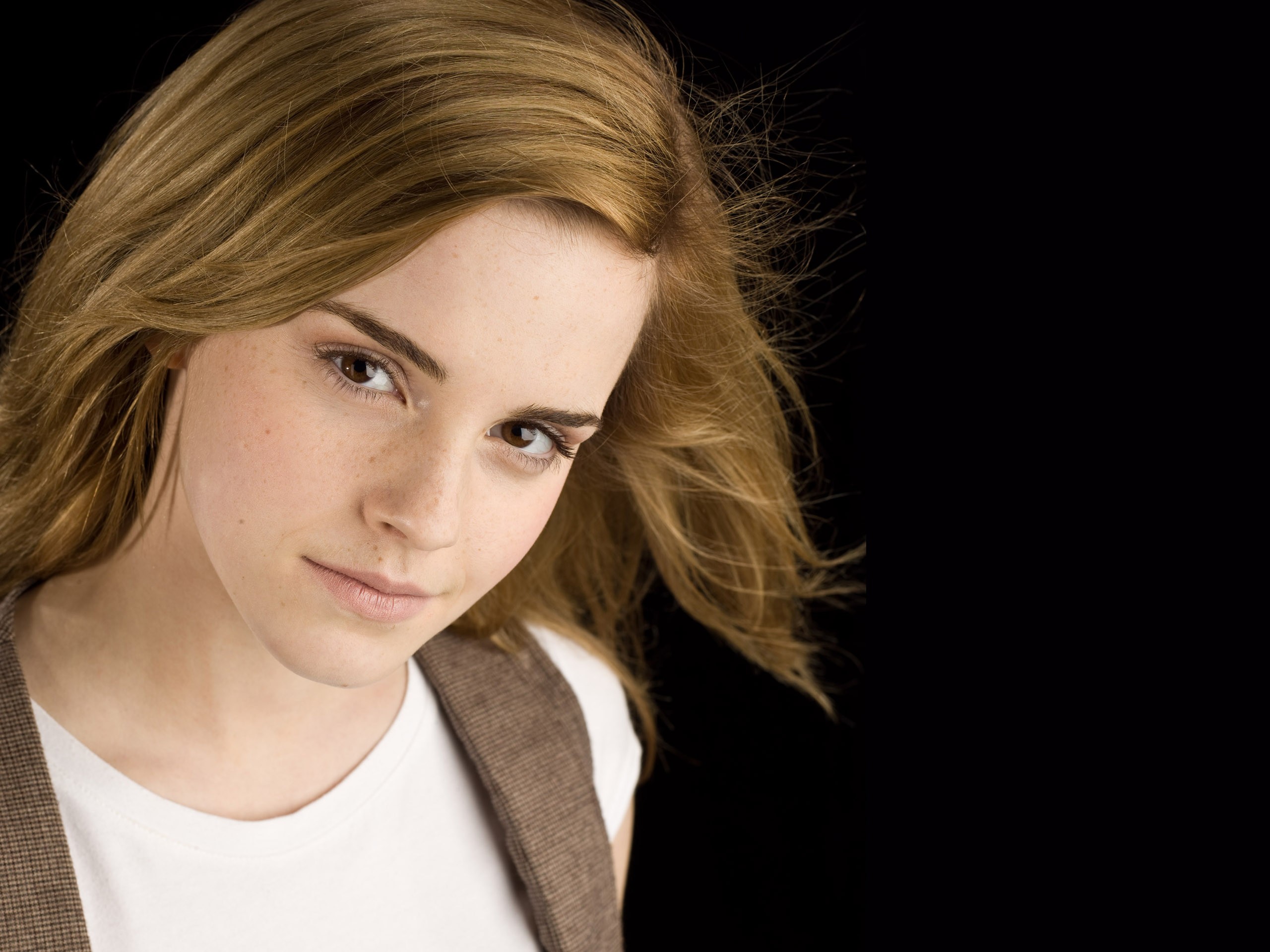 Emma Watson Looking at Viewer Wallpapers