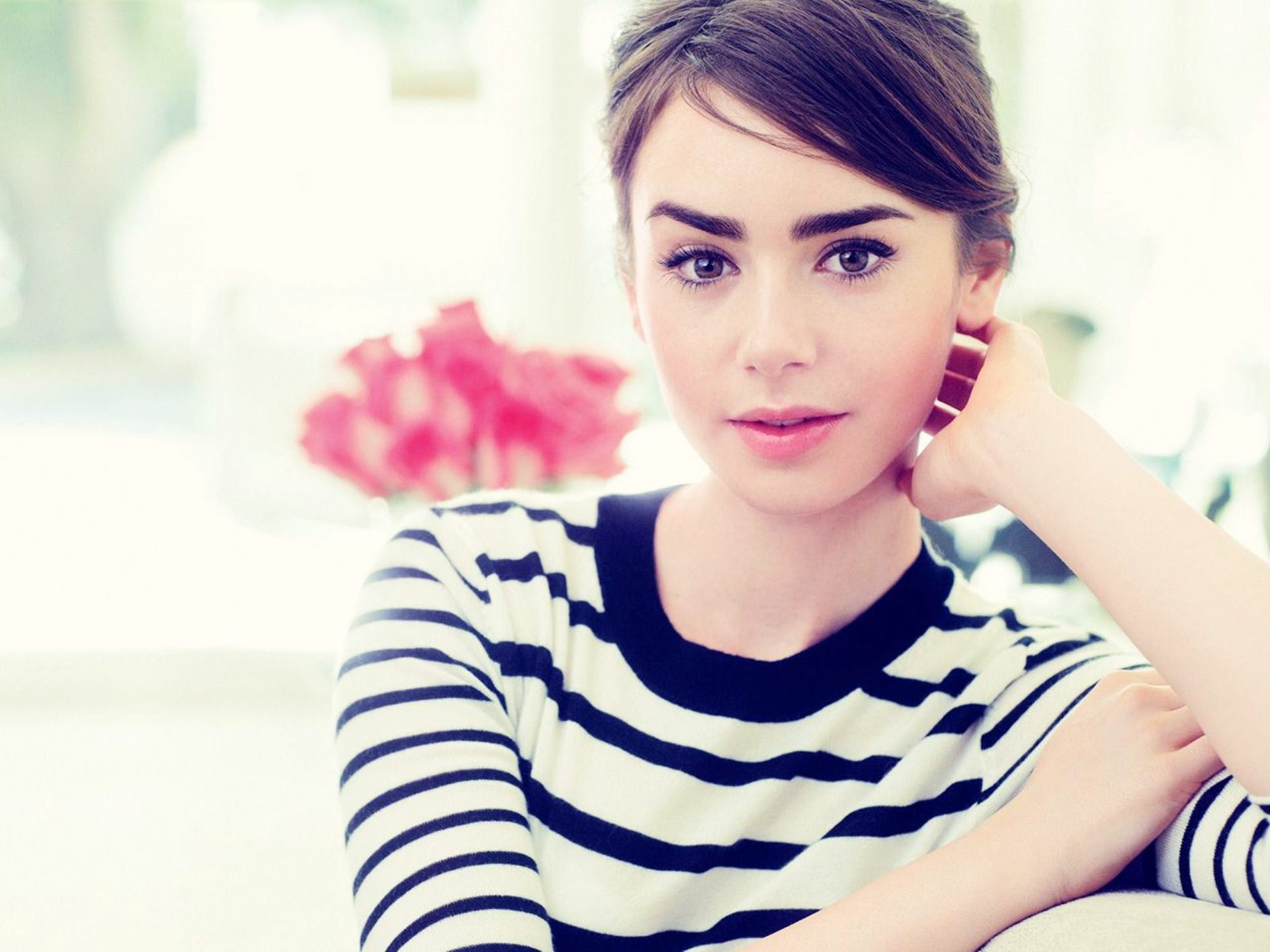 English Actress Lily Collins Wallpapers