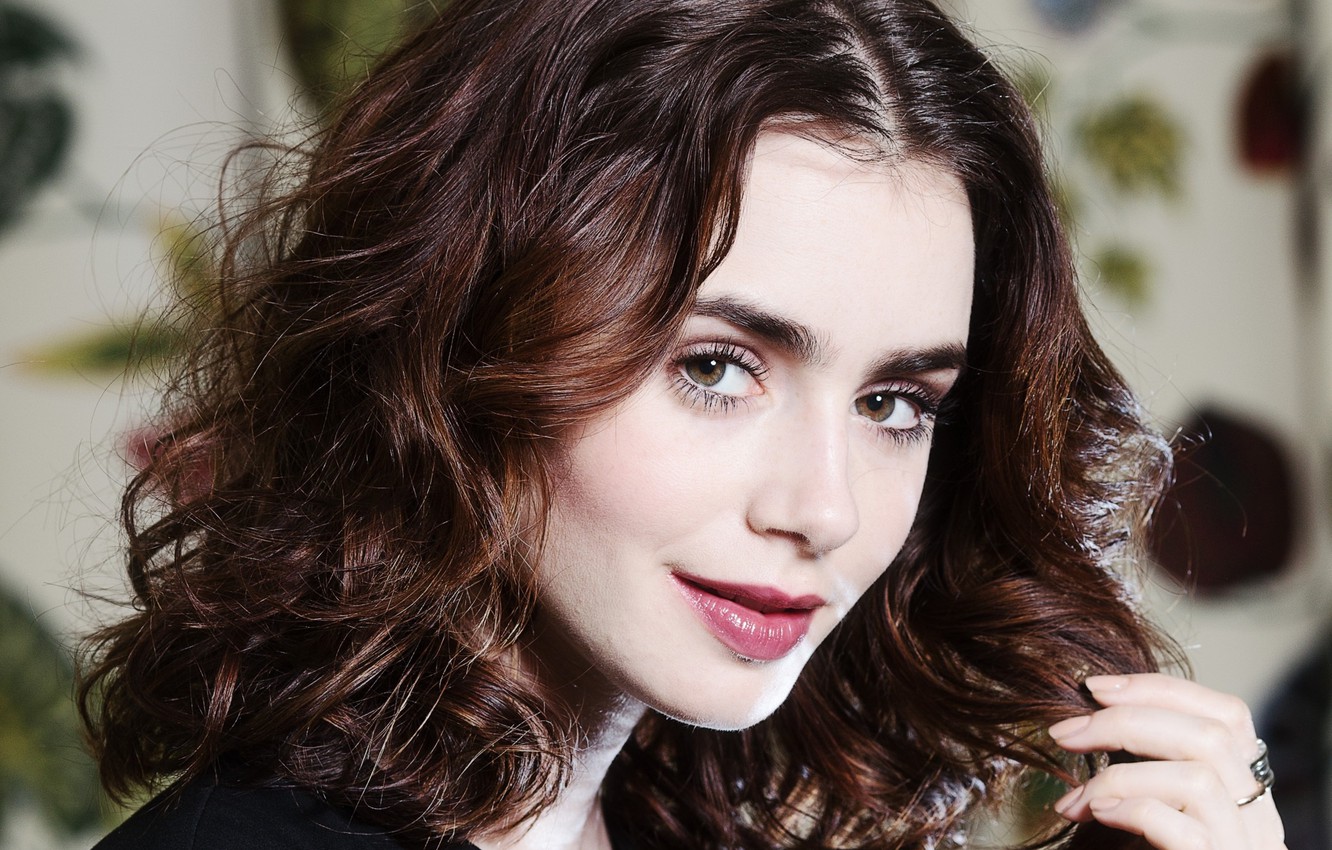 English Actress Lily Collins Wallpapers