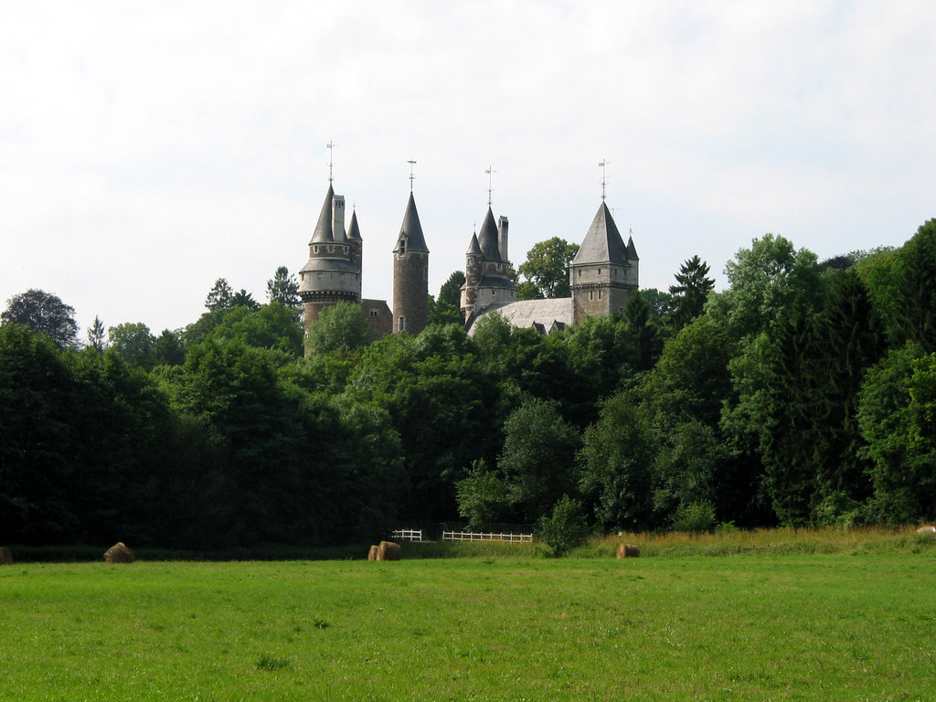 Faulx-Les-Tombes Castle Wallpapers