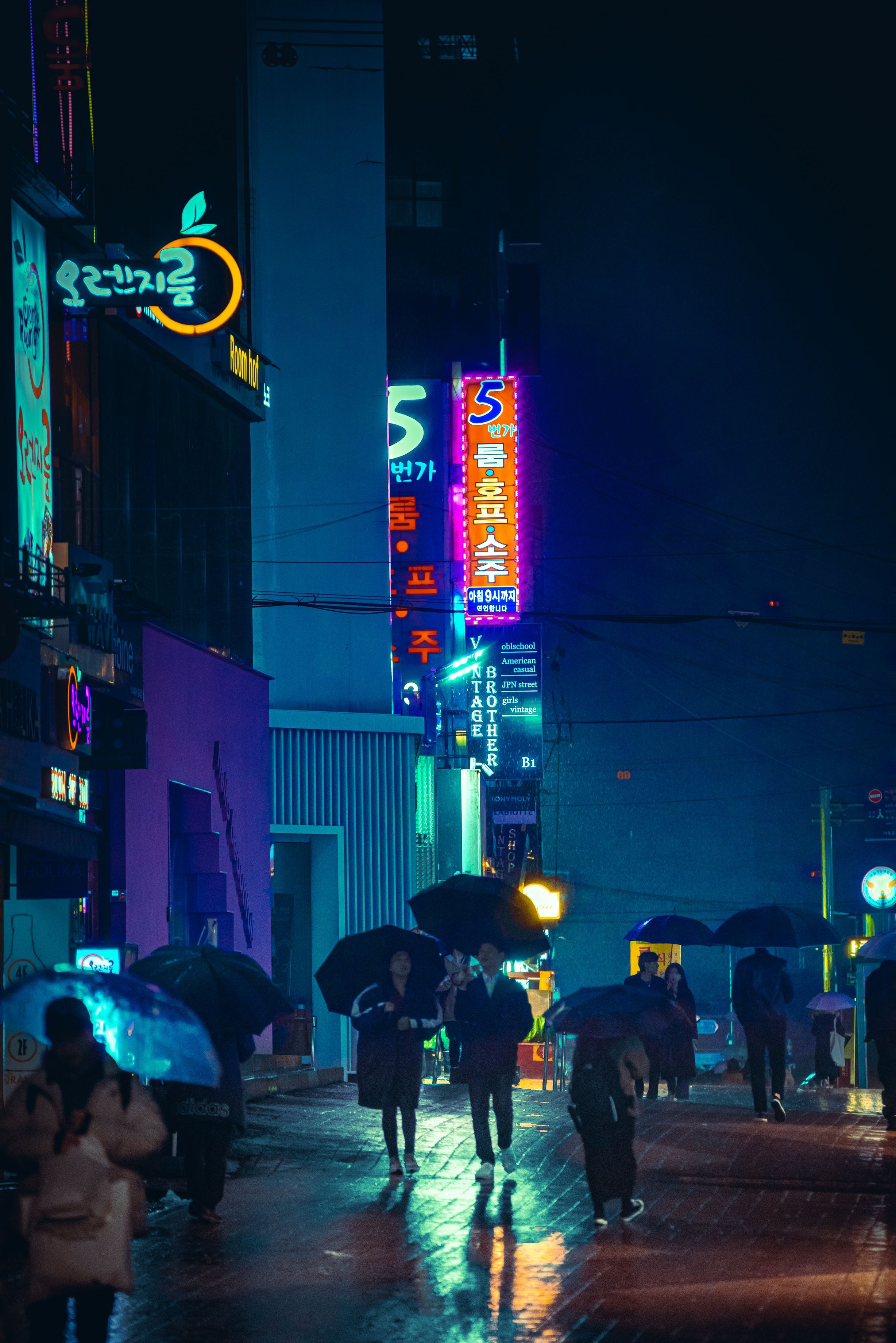 Female V Night Street Wallpapers