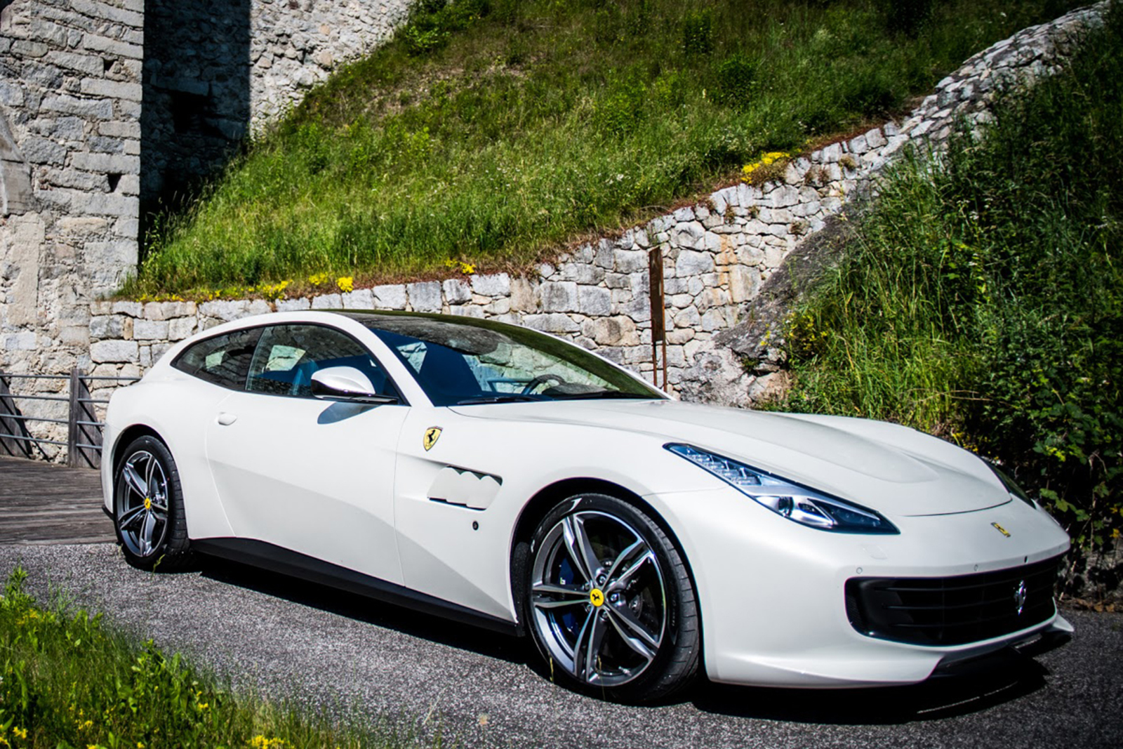 Ferrari Lusso Wallpapers