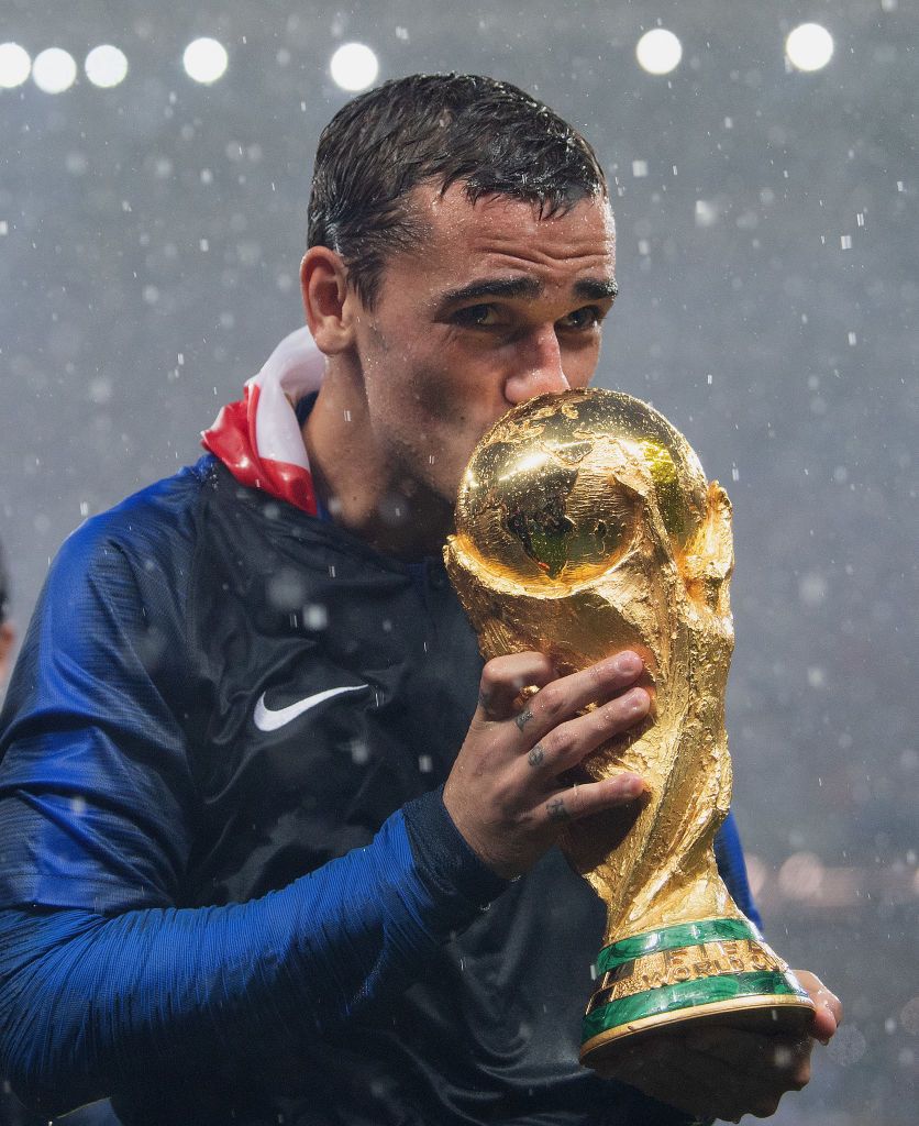 Fifa 2018 Antoine Griezmann With Trophy Wallpapers