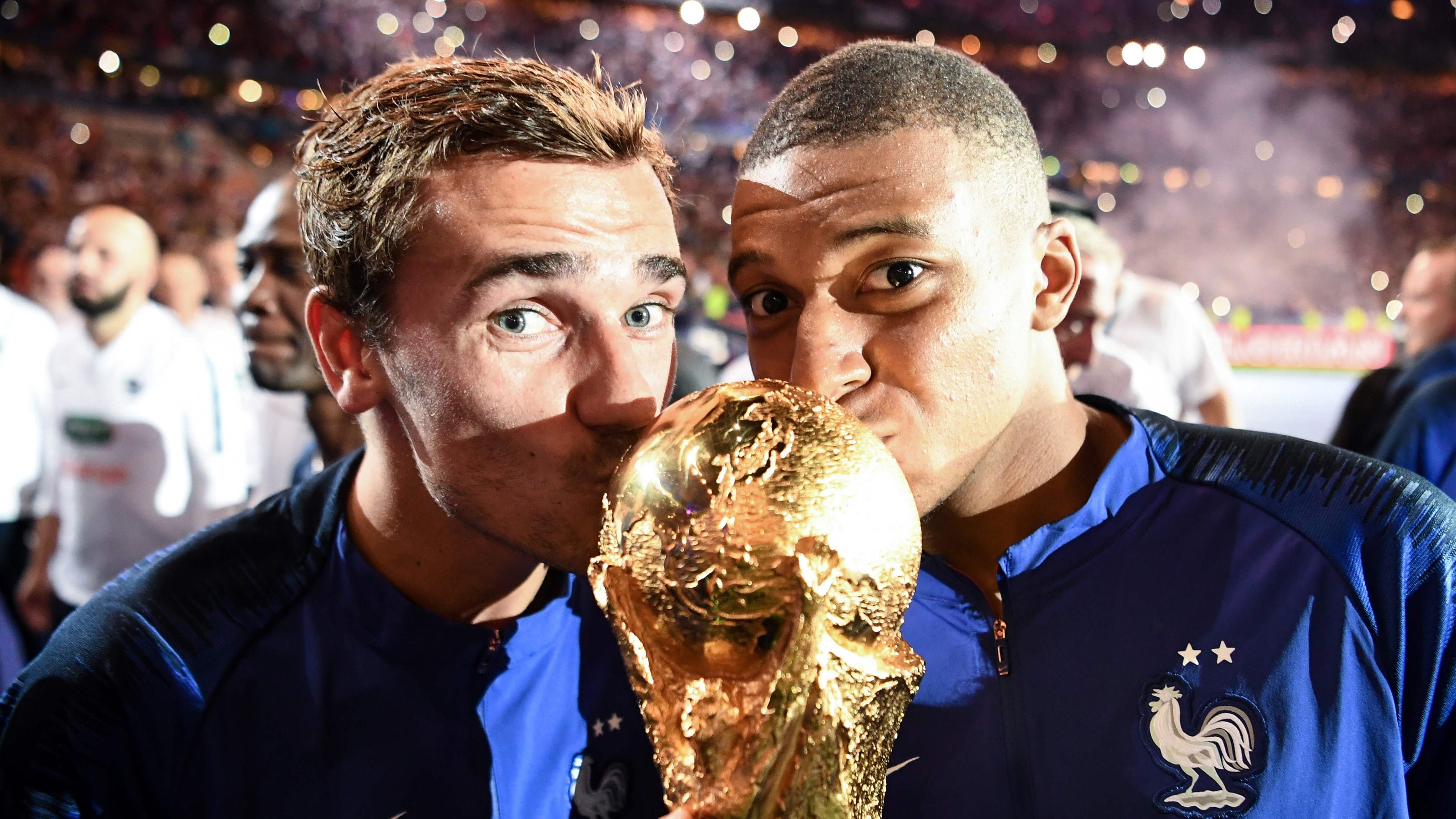 Fifa 2018 Antoine Griezmann With Trophy Wallpapers