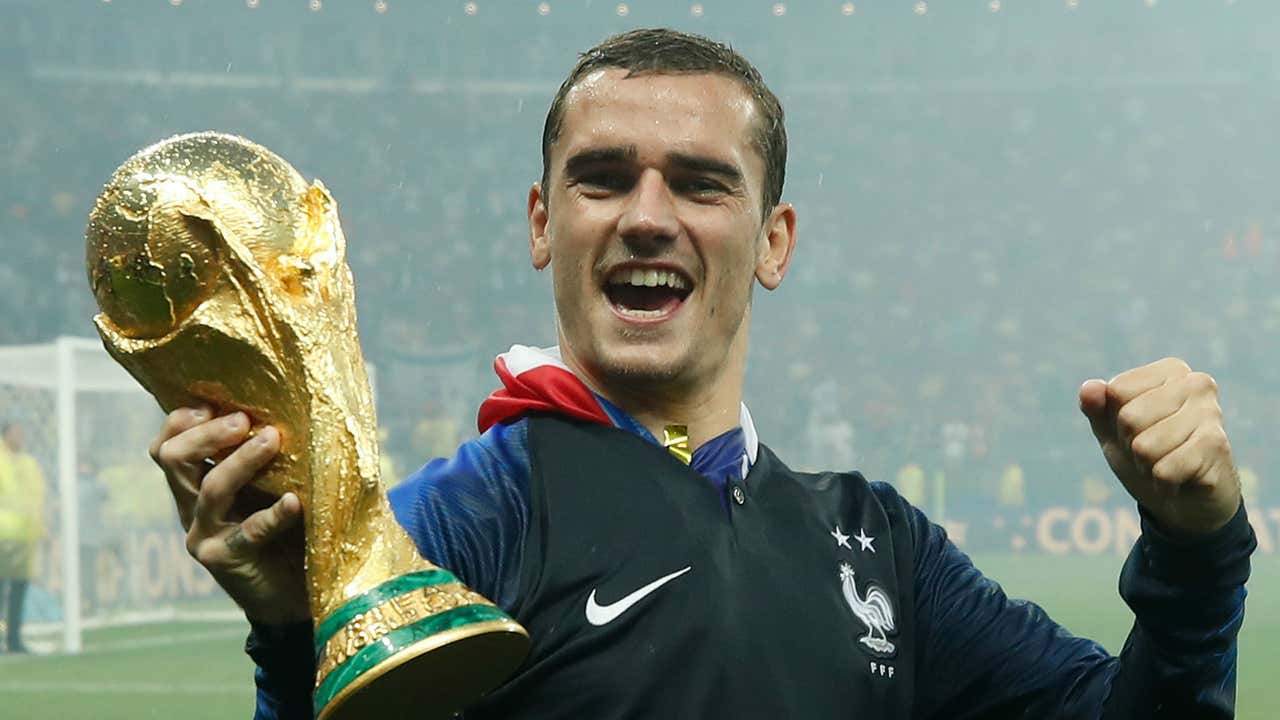 Fifa 2018 Antoine Griezmann With Trophy Wallpapers