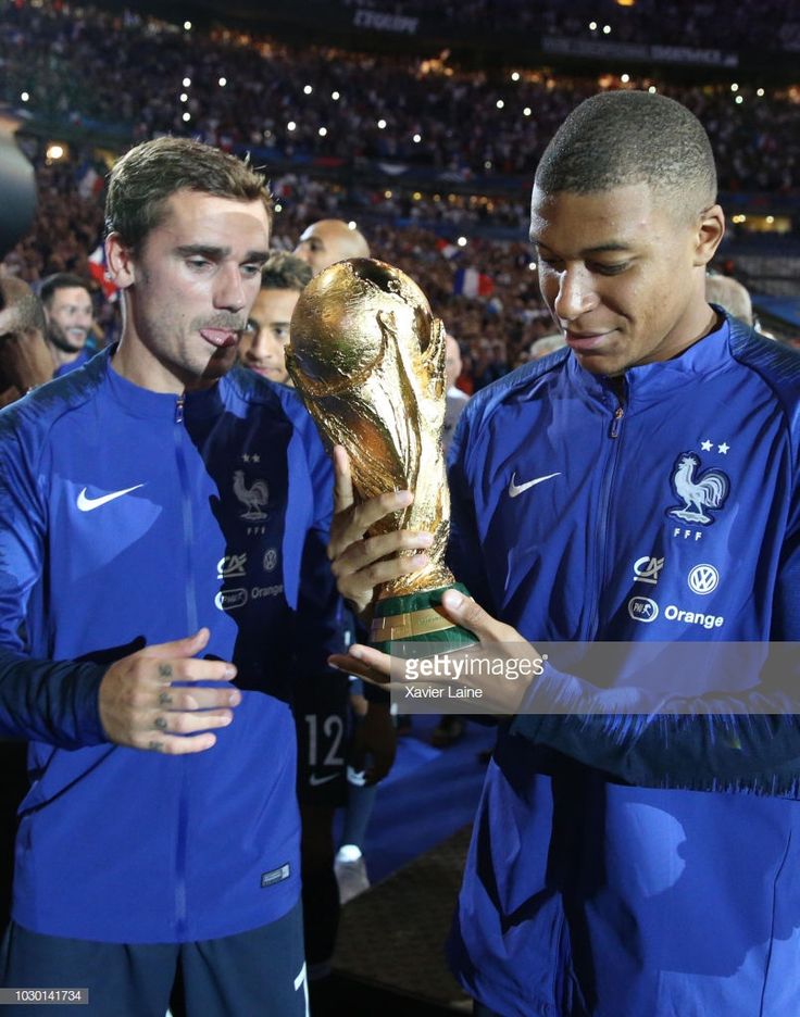 Fifa 2018 Antoine Griezmann With Trophy Wallpapers