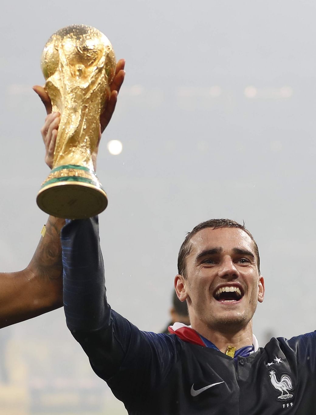 Fifa 2018 Antoine Griezmann With Trophy Wallpapers