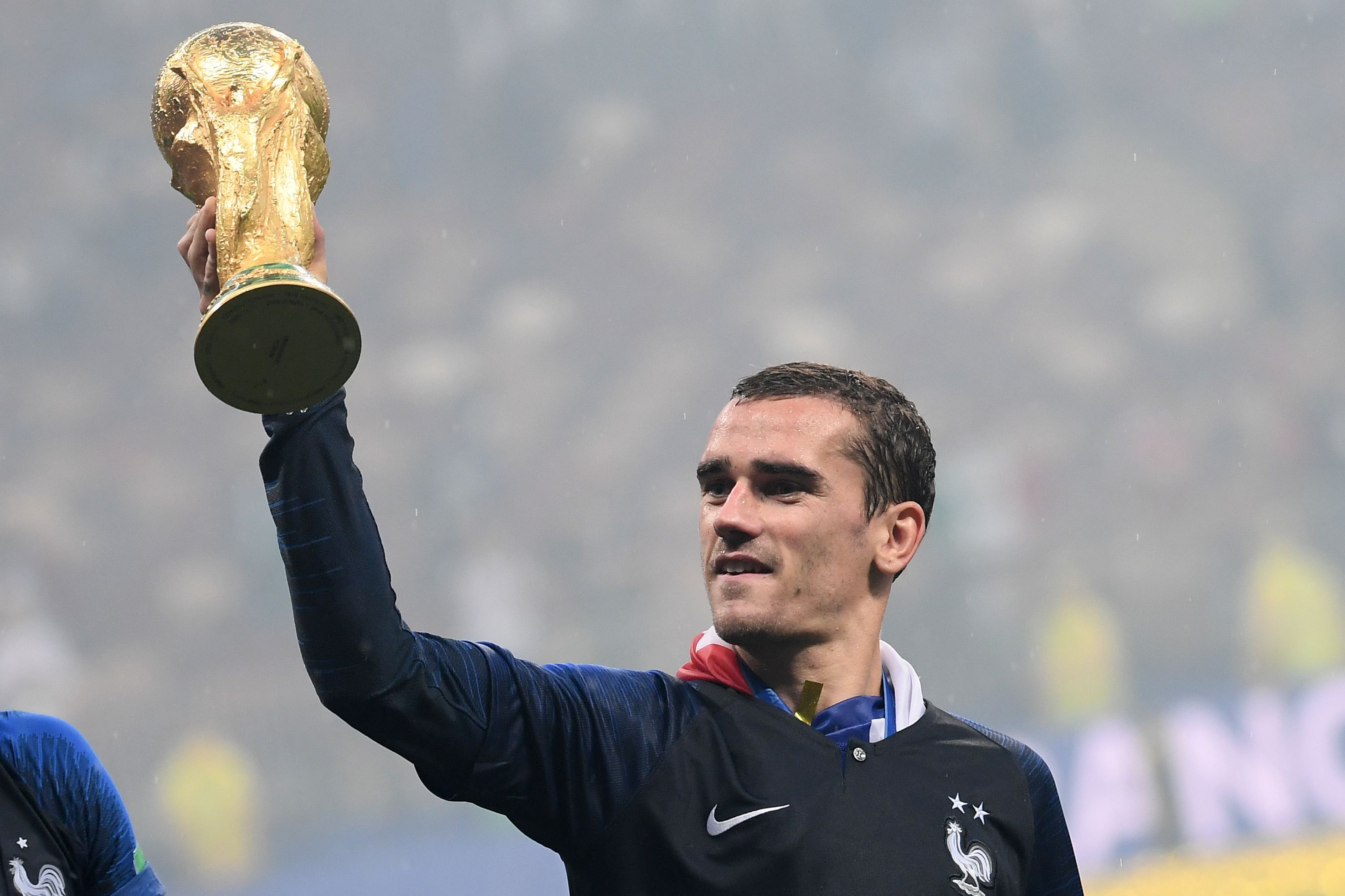 Fifa 2018 Antoine Griezmann With Trophy Wallpapers