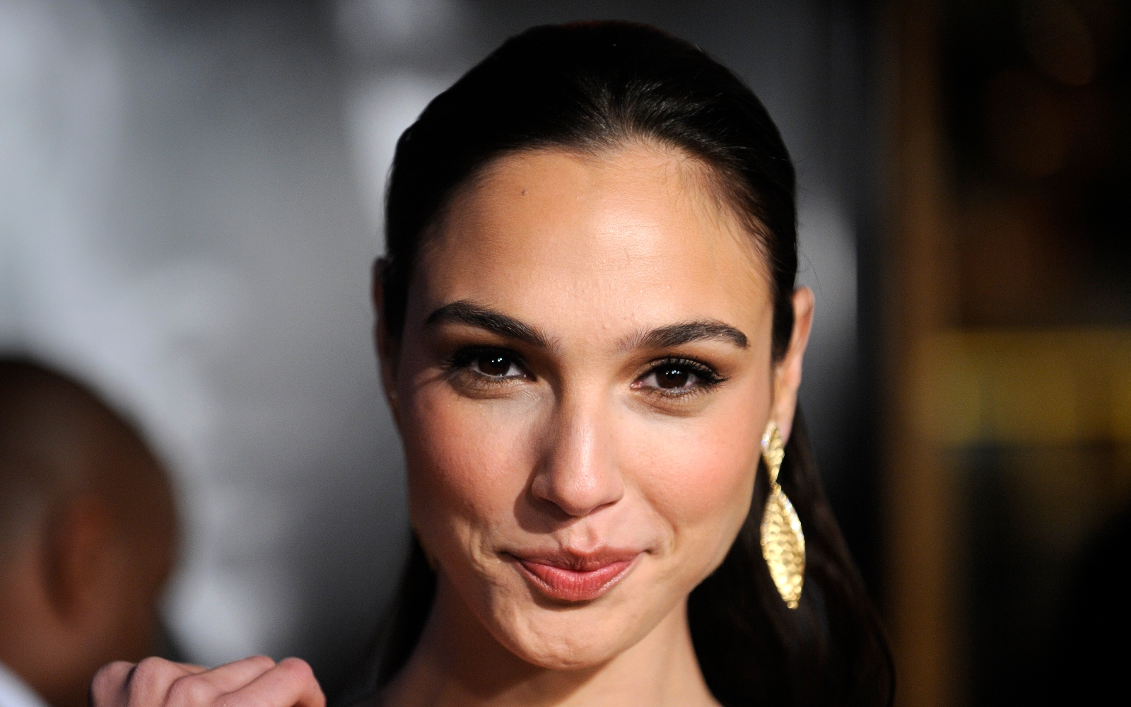 Gal Gadot eating Strawberry and Cake Wallpapers