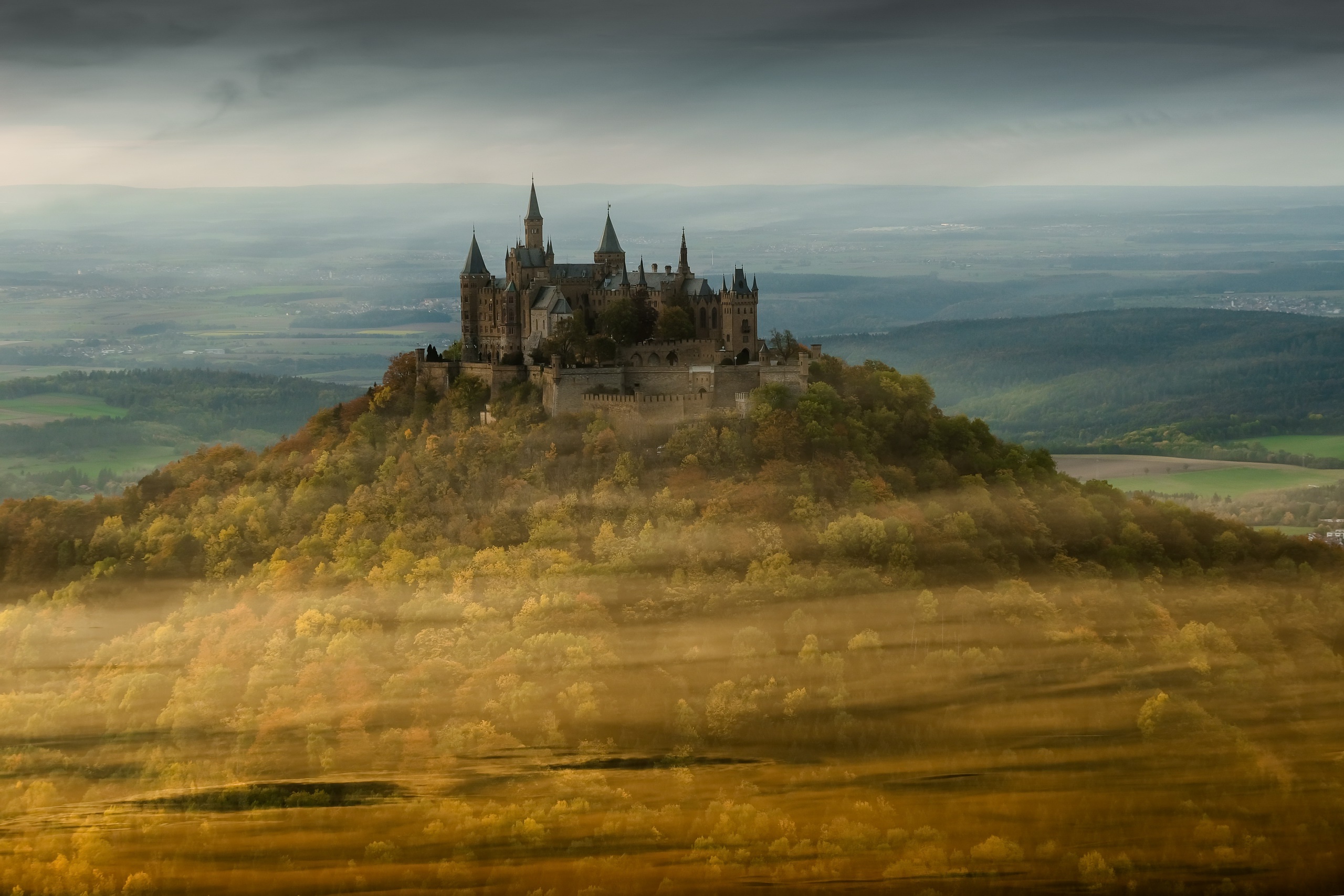 Castle mountains. Замок Гогенцоллерн Германия. Сказочный остров в тумане. Замок Гогенцоллерн, Германия. Замок Гогенцоллерн 2560.