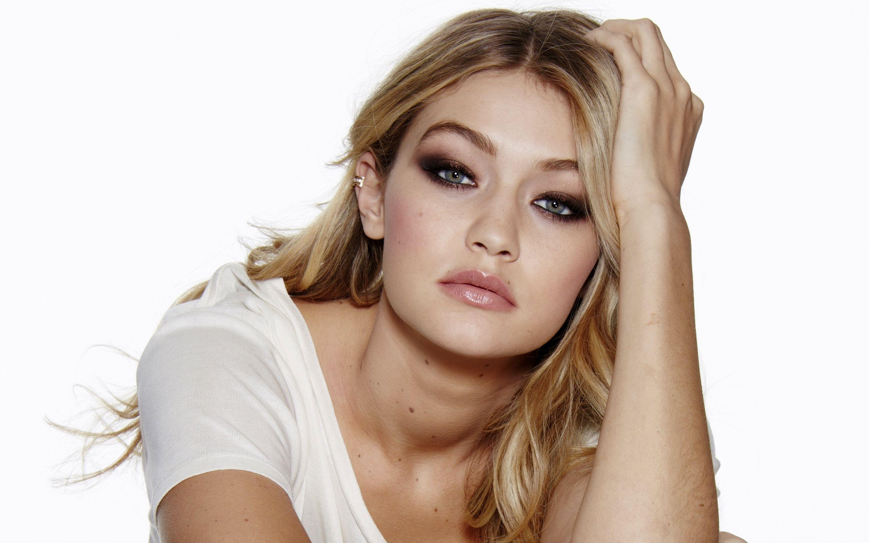 Gigi Hadid Cosmopolitan Wallpapers