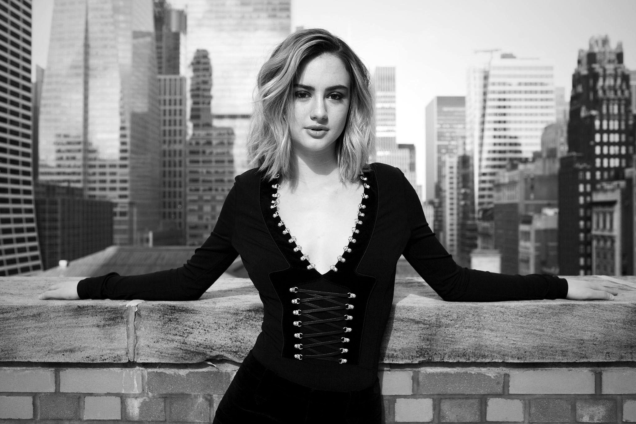 Grace Van Patten Wallpapers