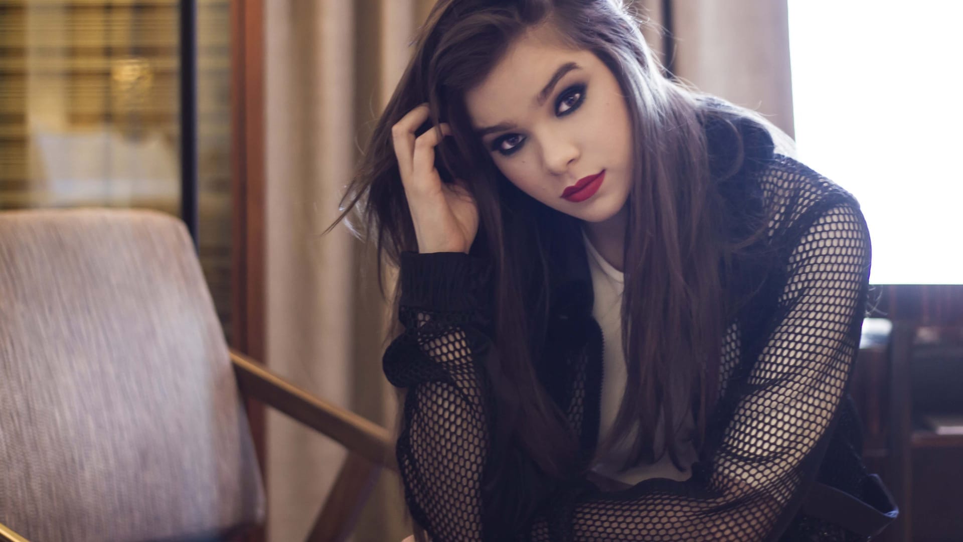 Hailee Steinfeld Comic Com Portrait Wallpapers