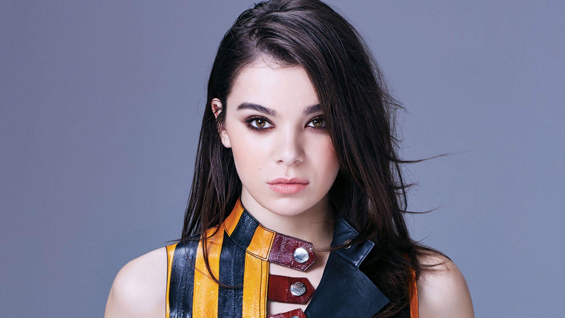 Hailee Steinfeld Comic Com Portrait Wallpapers