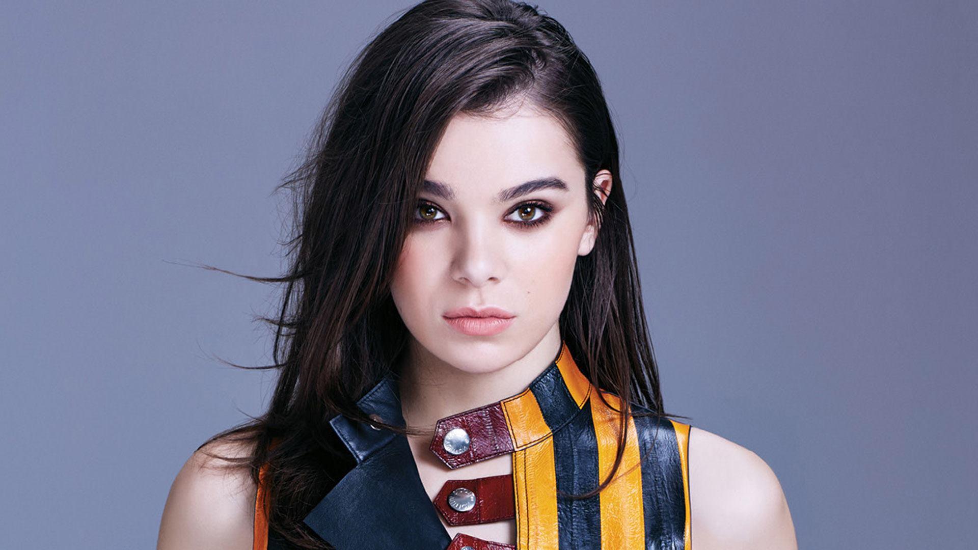 Hailee Steinfeld HD Monochrome Photoshoot Wallpapers