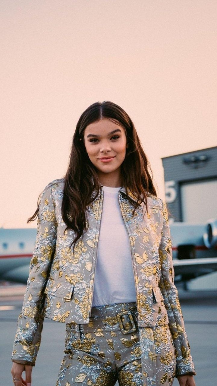 Hailee Steinfeld In Dickinson Wallpapers