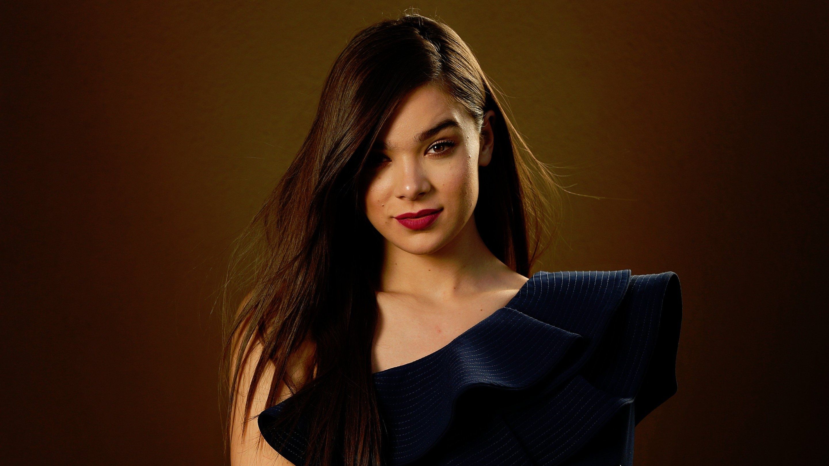 Hailee Steinfeld In Red Hat Wallpapers