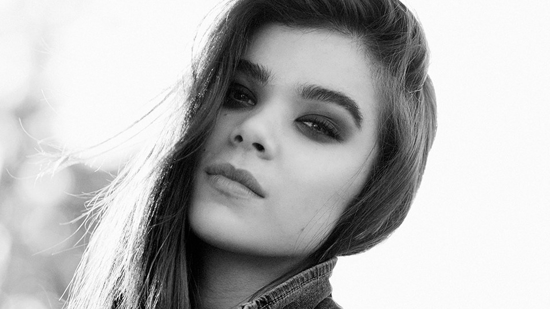 Hailee Steinfeld Monochrome Black &amp; White Wallpapers