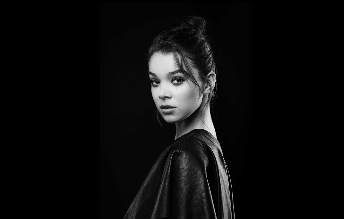 Hailee Steinfeld Monochrome Black &amp; White Wallpapers