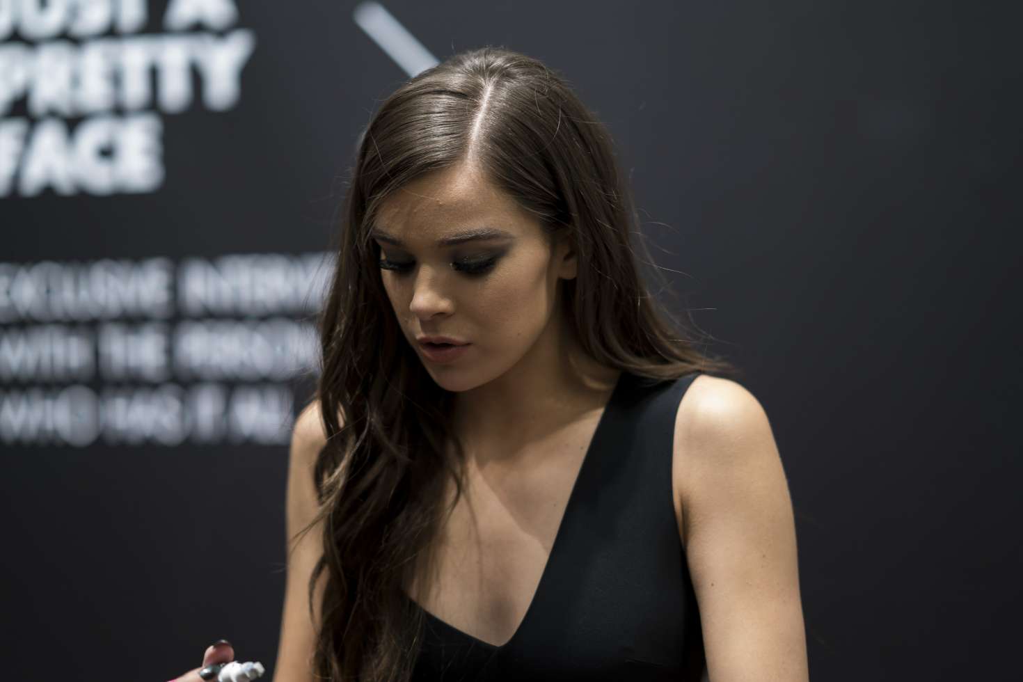 Hailee Steinfeld Prive Revaux 2017 Wallpapers