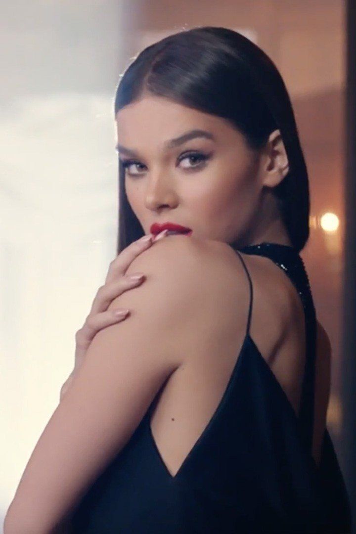 Hailee Steinfeld Stunning Portrait Wallpapers