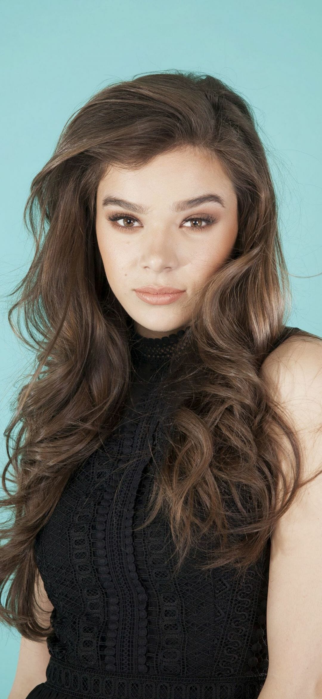 Hailee Steinfeld Stunning Portrait Wallpapers