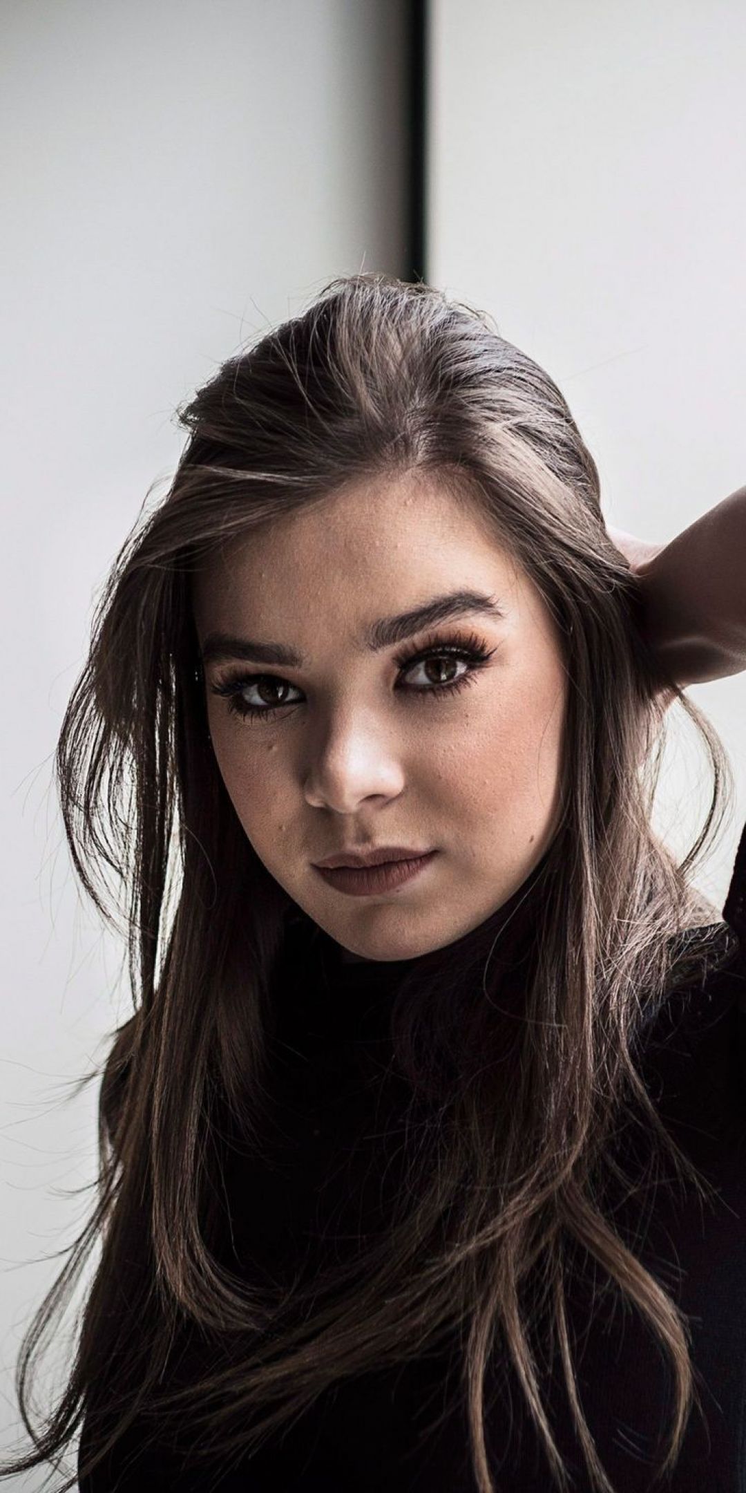 Hailee Steinfeld Stunning Portrait Wallpapers