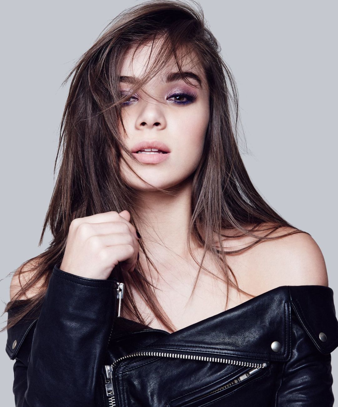 Hailee Steinfeld Stunning Portrait Wallpapers