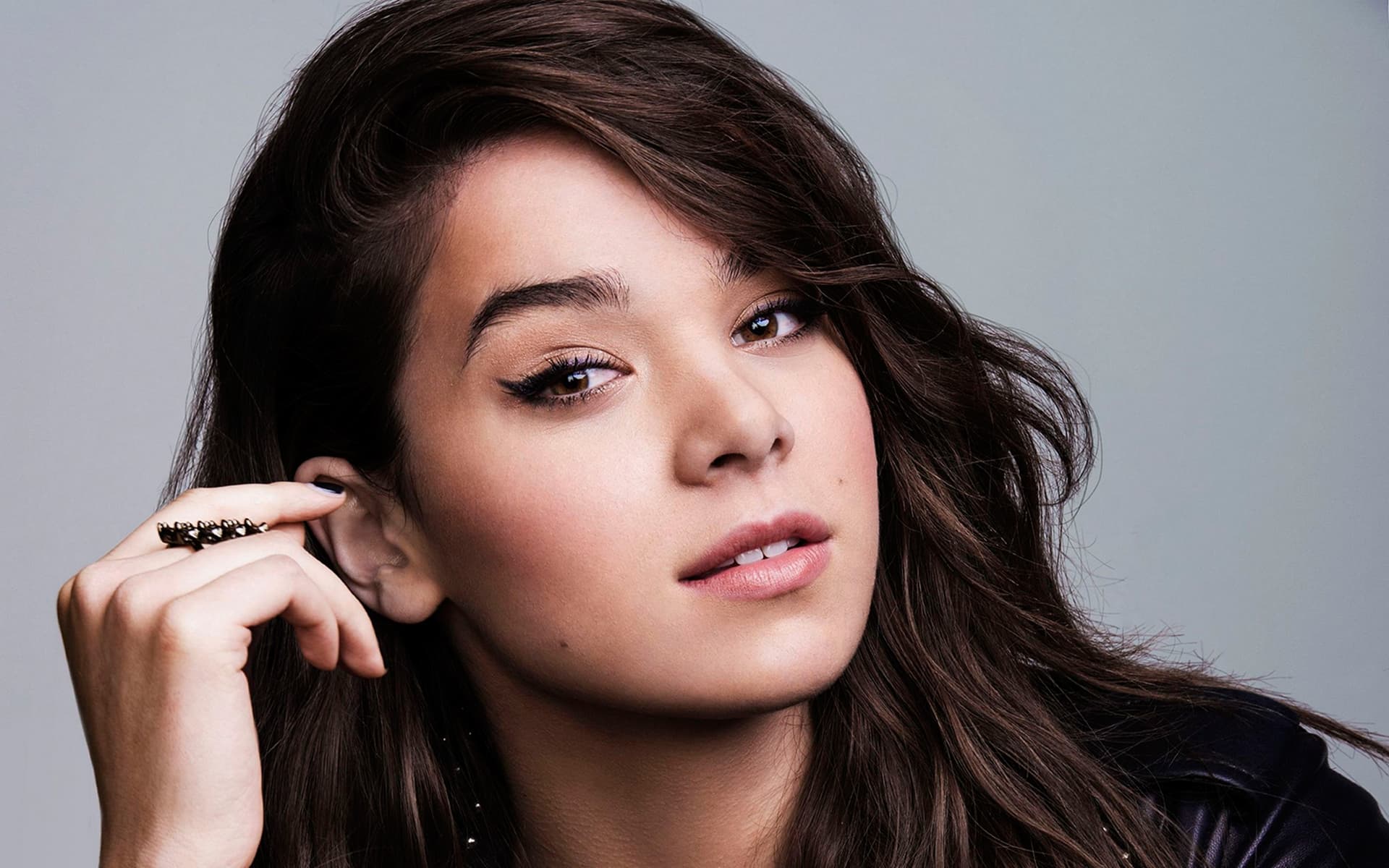 Hailee Steinfeld Stunning Portrait Wallpapers