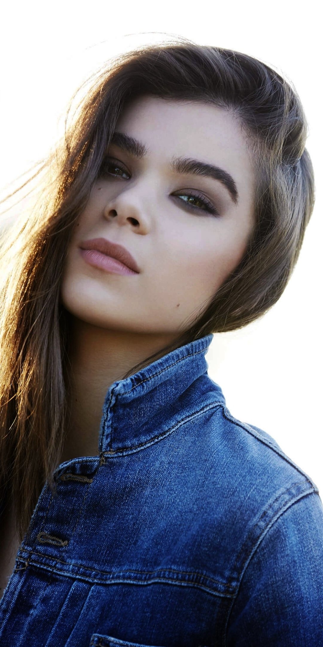 Hailee Steinfeld Stunning Portrait Wallpapers