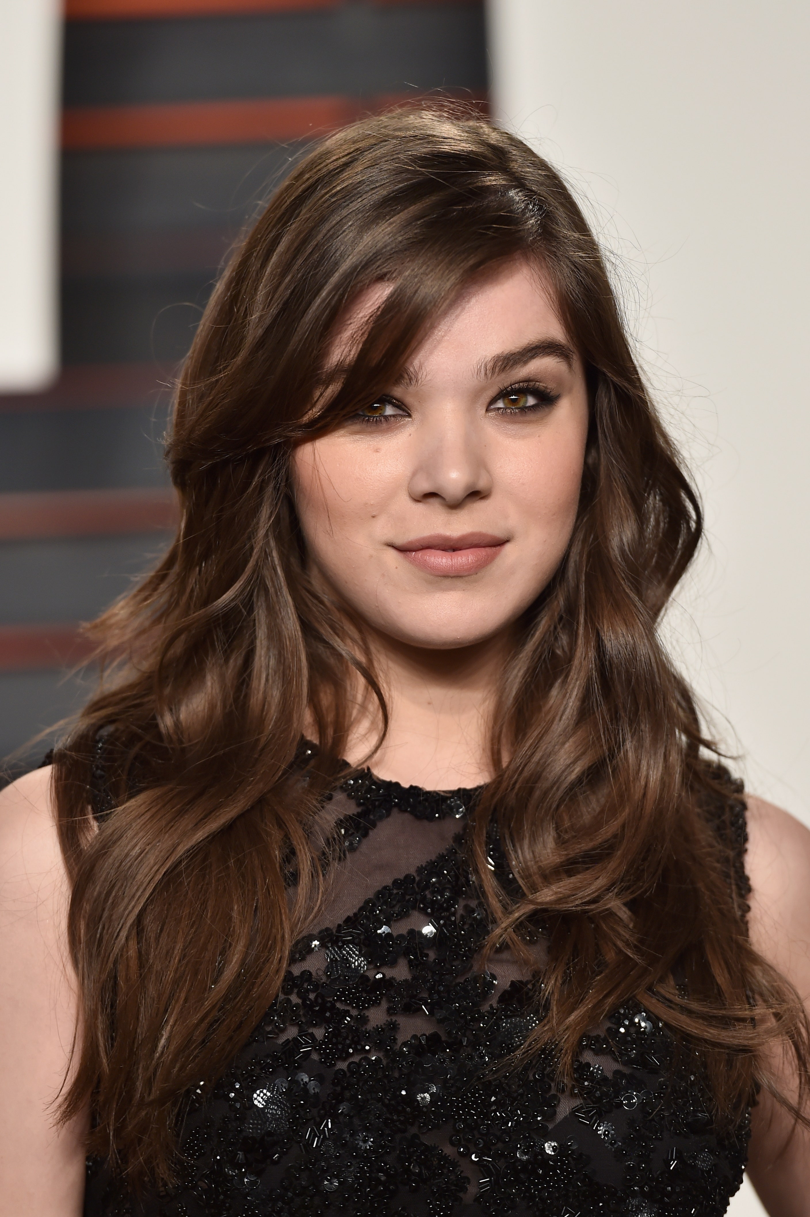 Hailee Steinfeld Stunning Portrait Wallpapers