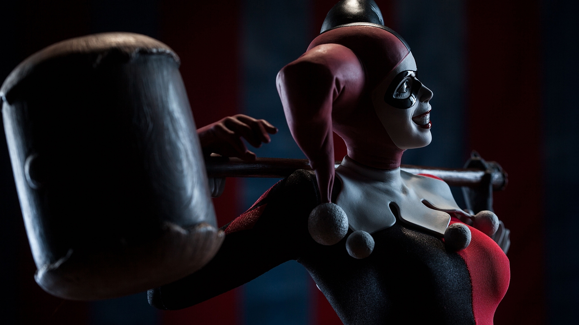 Harley Quinn With Hammer Wallpapers