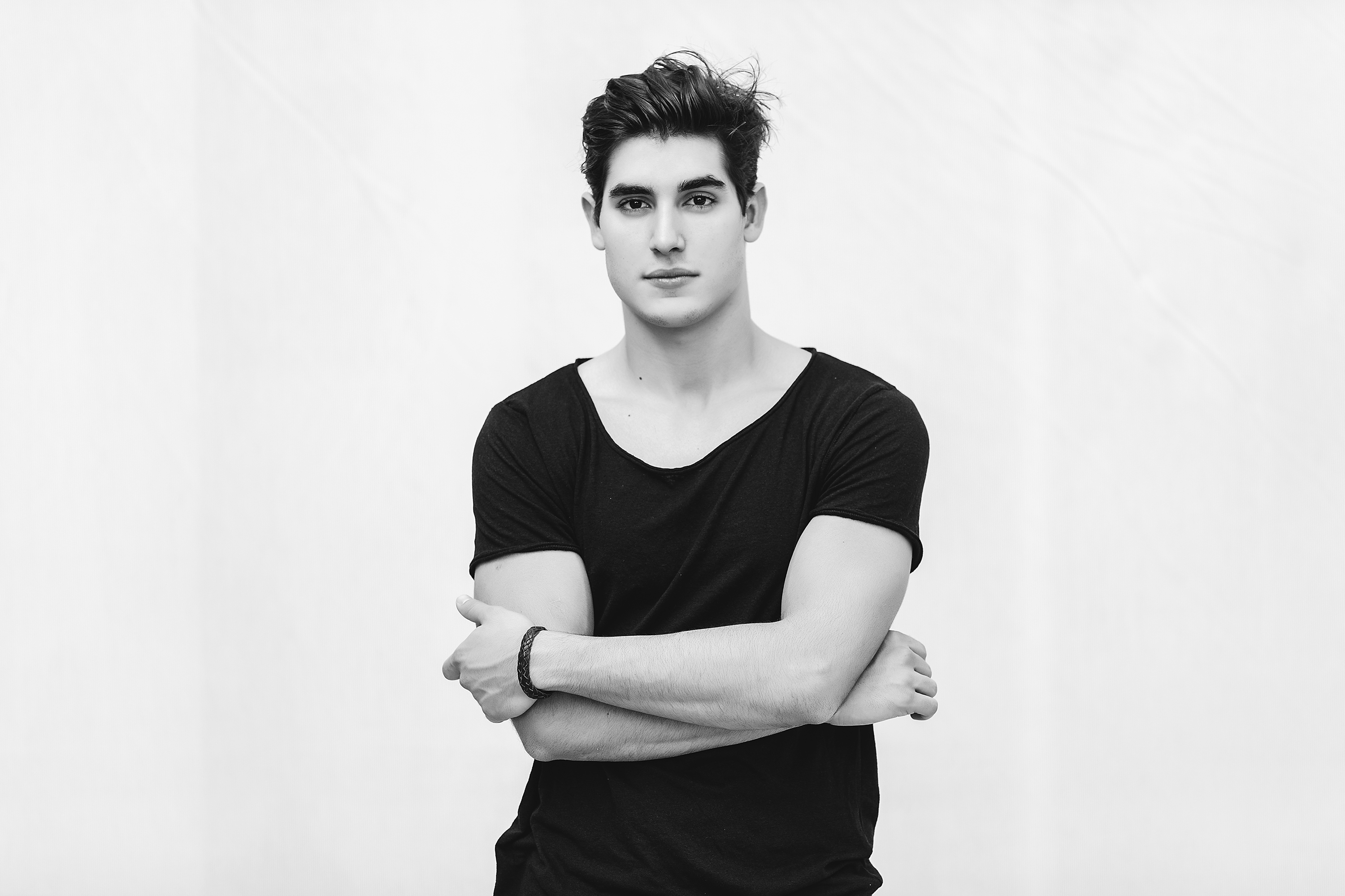 Henry Zaga Wallpapers