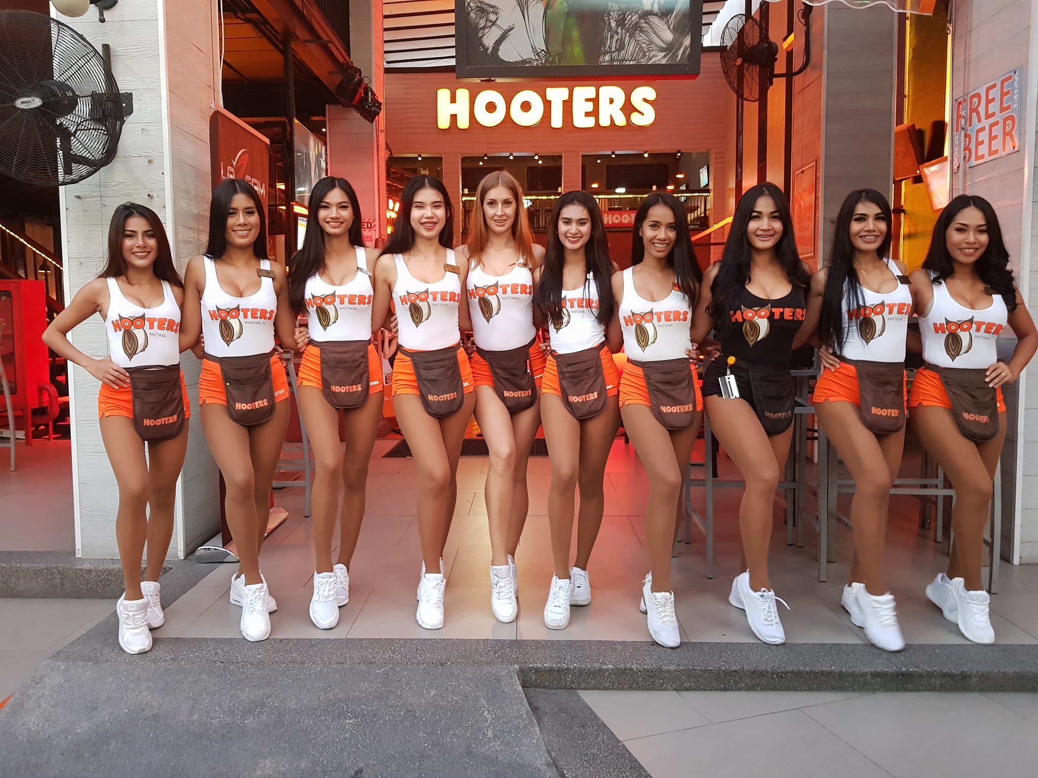 Hooters Wallpapers