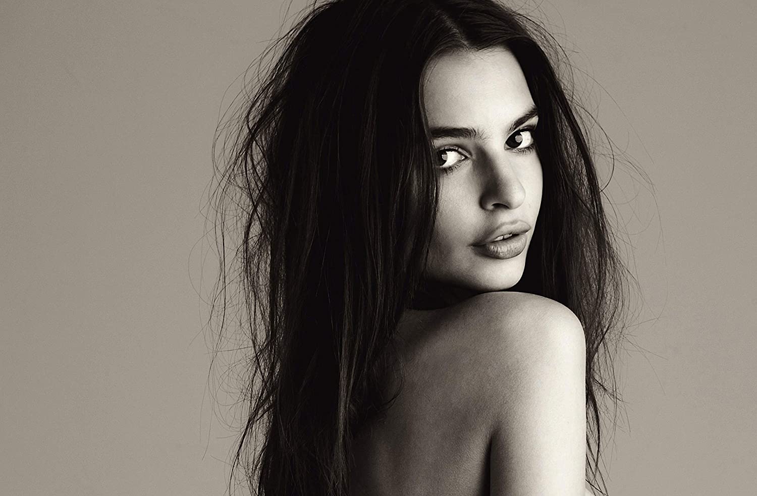 Hot Emily Ratajkowski in Black Wallpapers