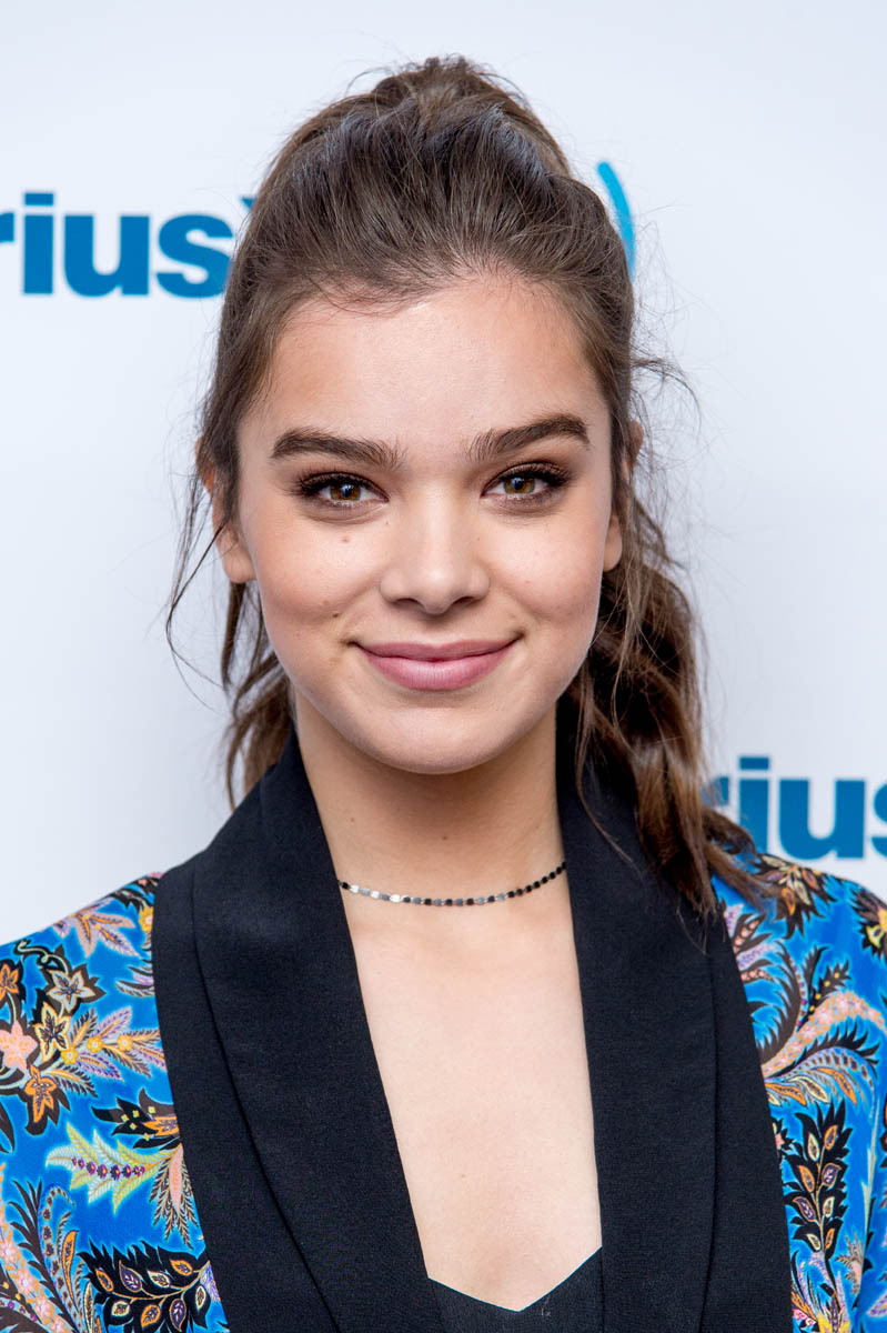 Hot Hailee Steinfeld Portrait 2017 Wallpapers