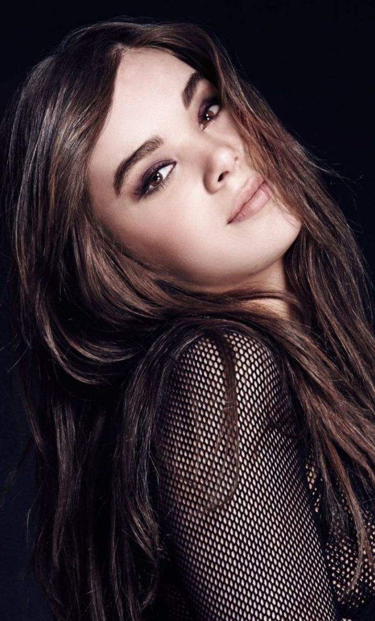 Hot Hailee Steinfeld Portrait Wallpapers