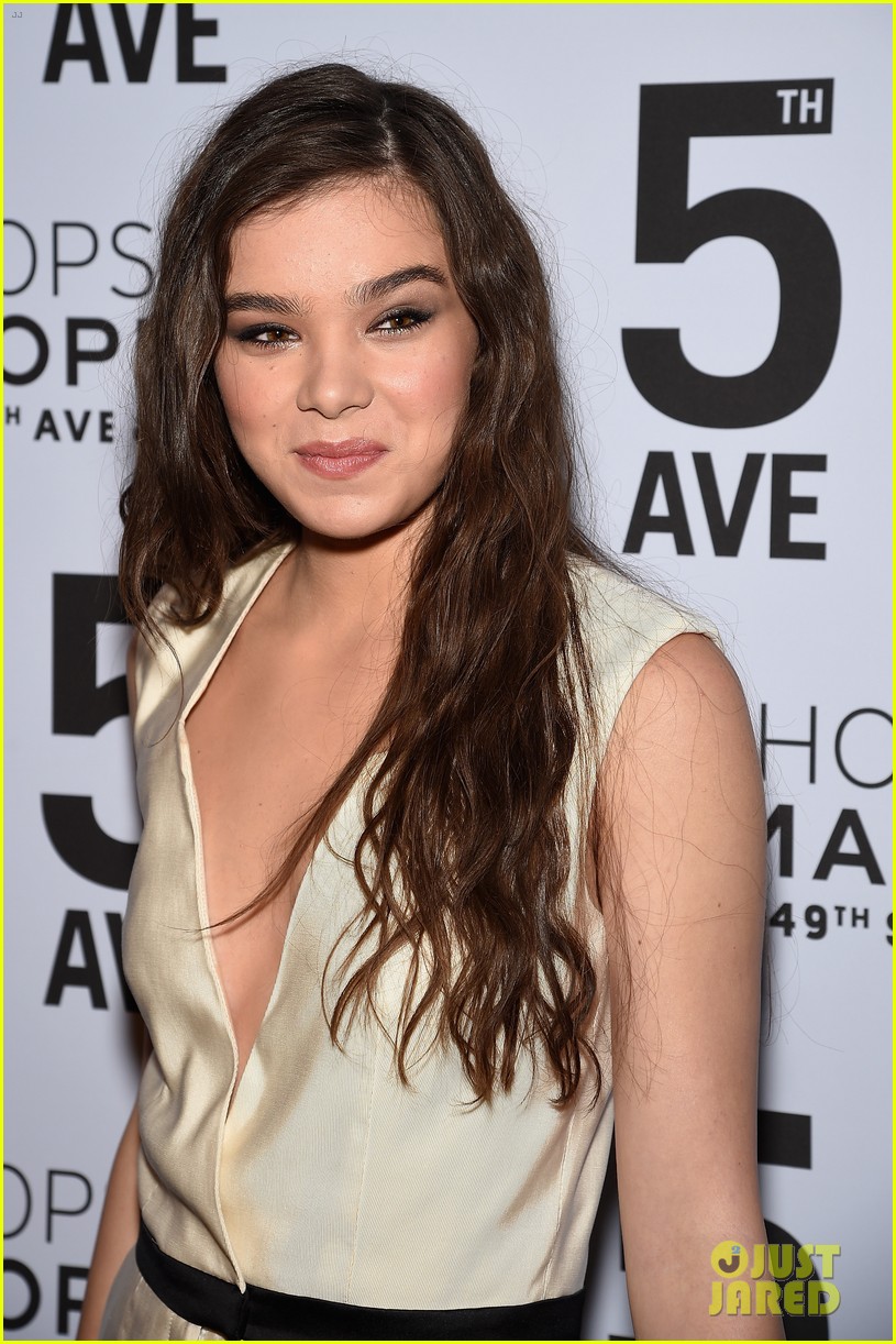 Hot Hailee Steinfeld Portrait Wallpapers