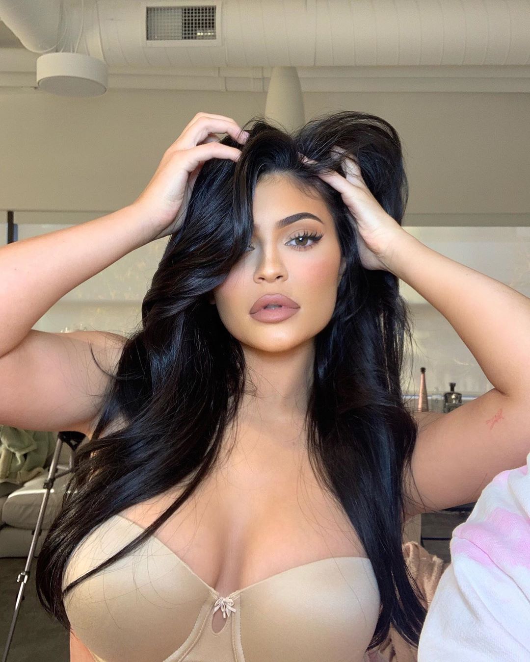 Hot Kylie Jenner in Back Wallpapers