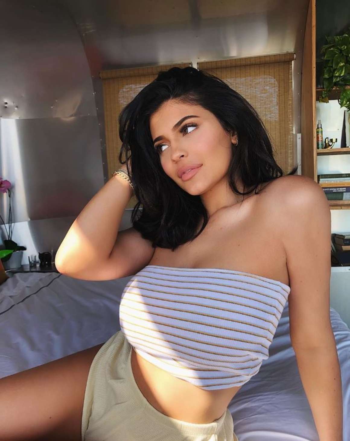 Hot Kylie Jenner in Back Wallpapers