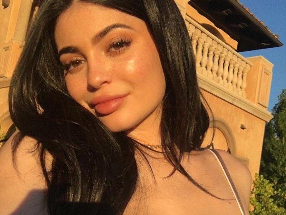 Hot Kylie Jenner in Back Wallpapers