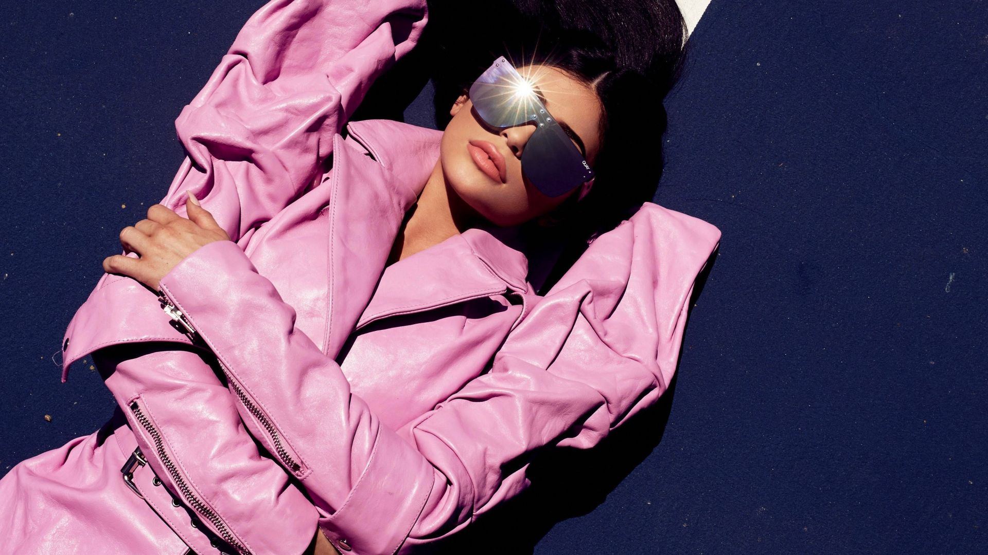 Hot Kylie Jenner in Sun Glass Wallpapers