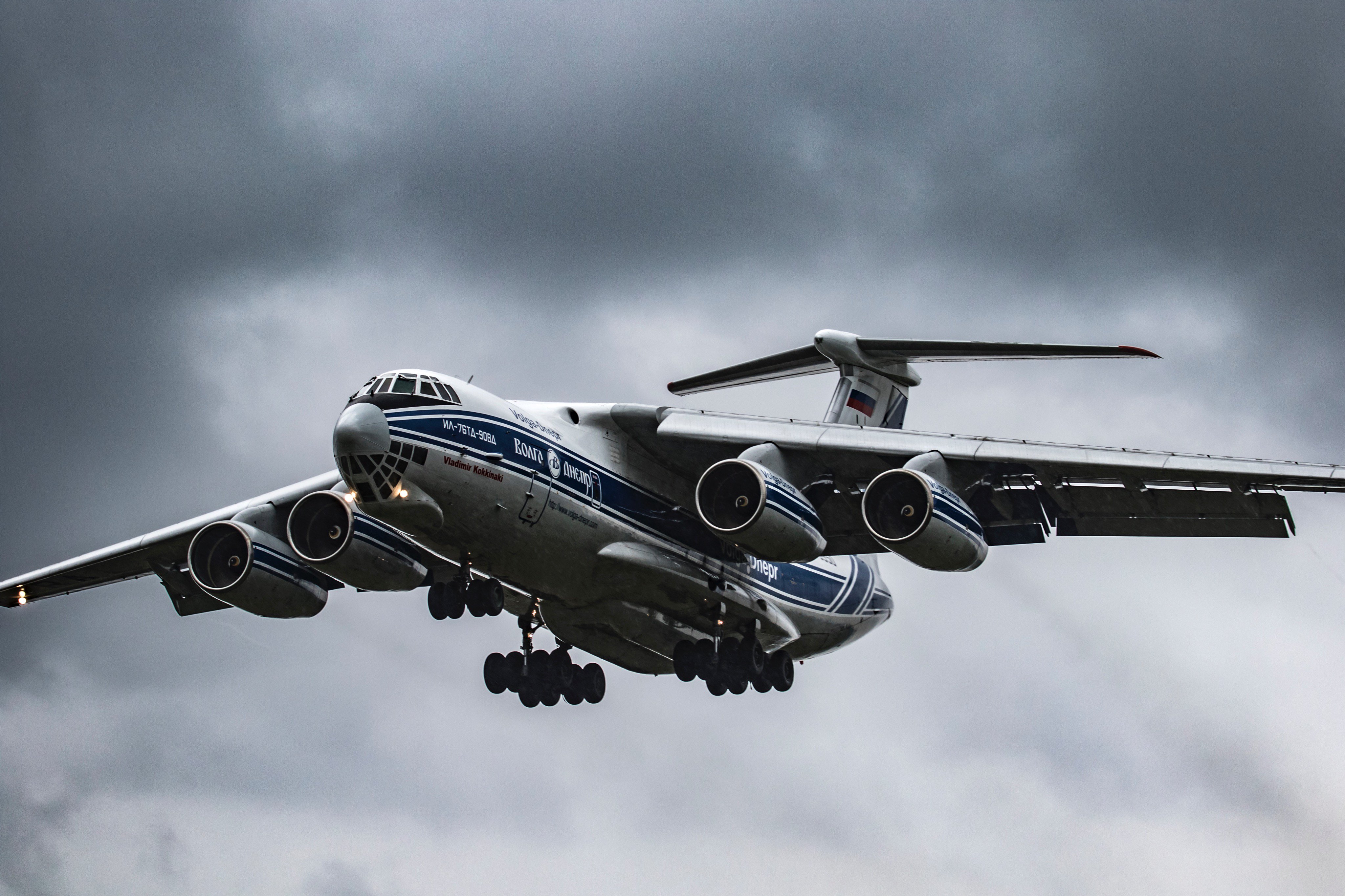 Ilyushin Il-76 Wallpapers