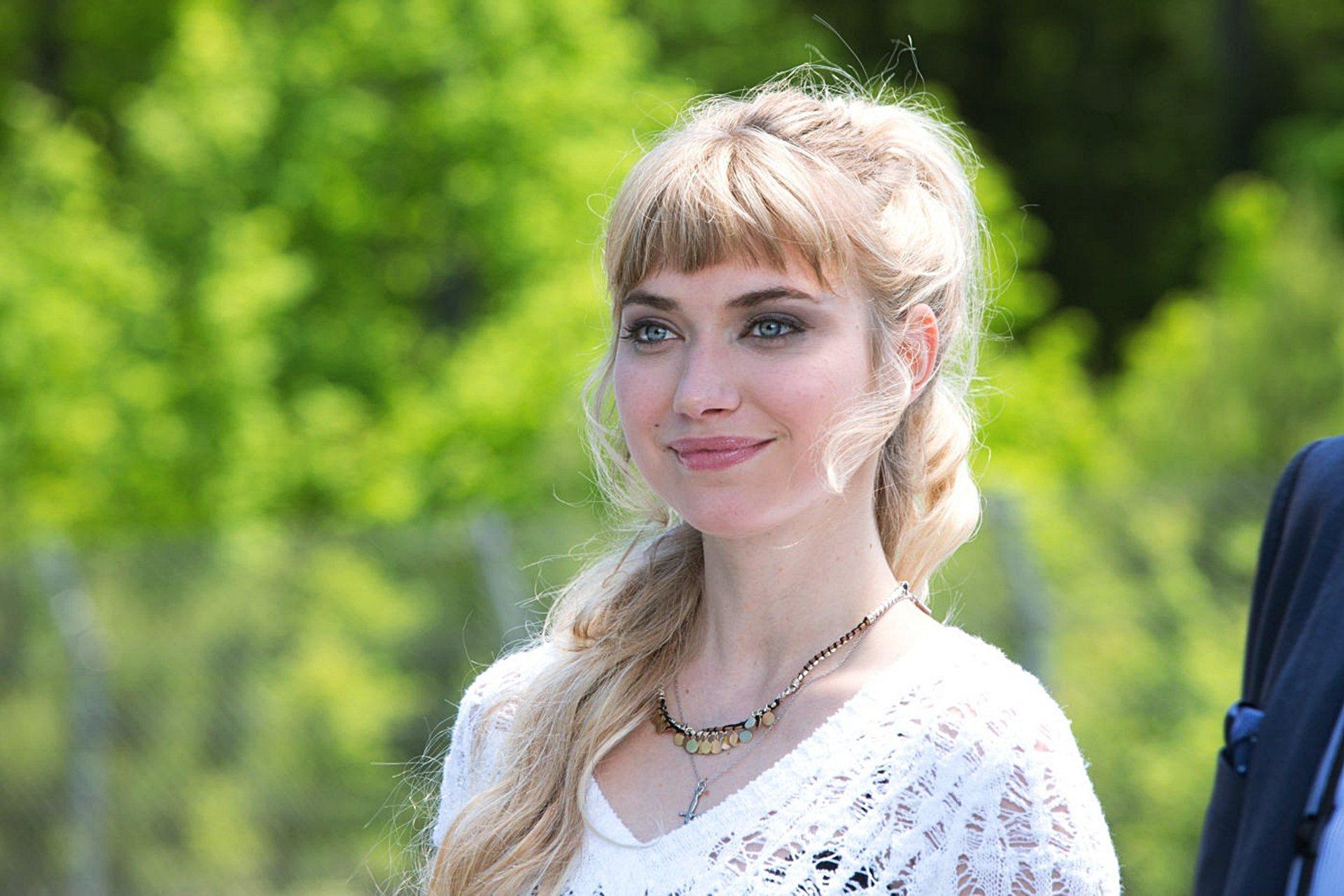 Imogen Poots Malibu Wallpapers